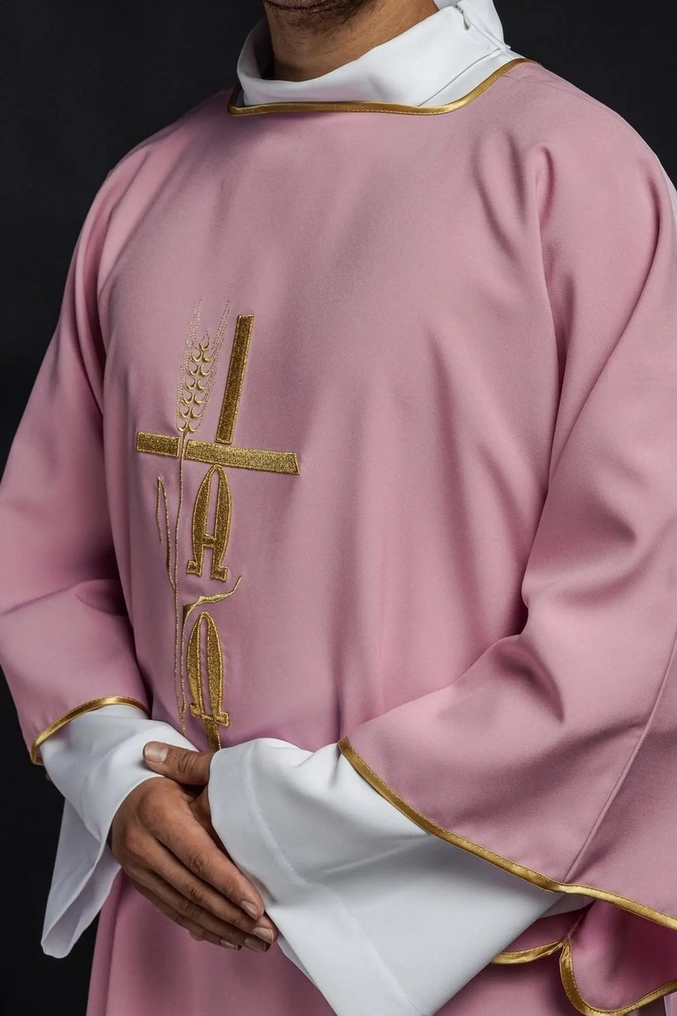 Dalmatina rosa con bordado de Alfa y Omega