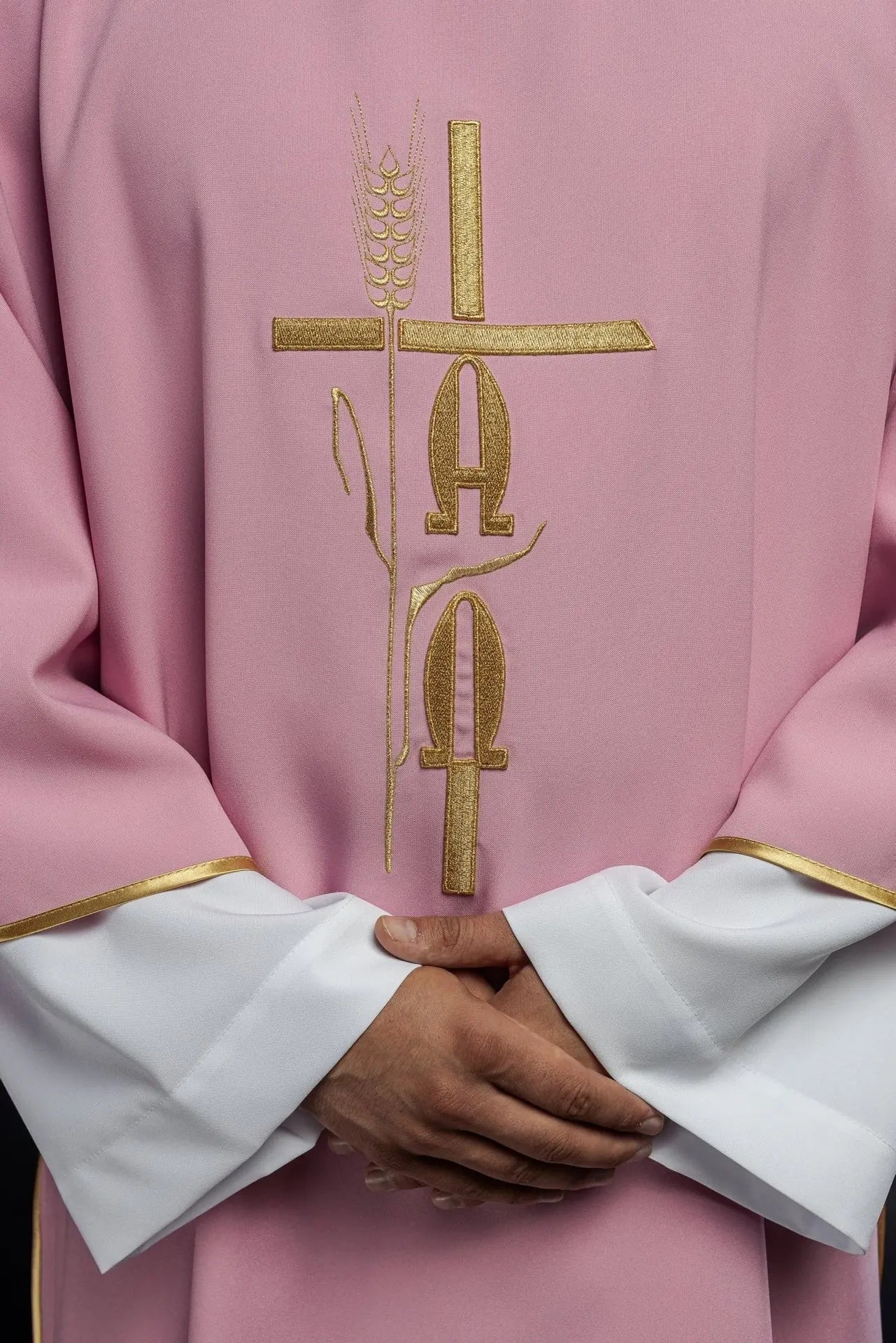 Dalmatina rosa con bordado de Alfa y Omega