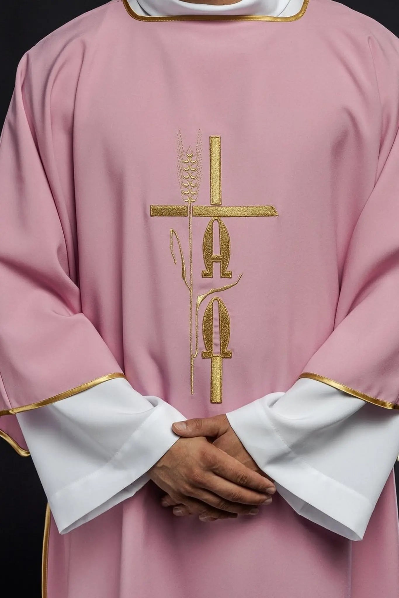 Dalmatina rosa con bordado de Alfa y Omega