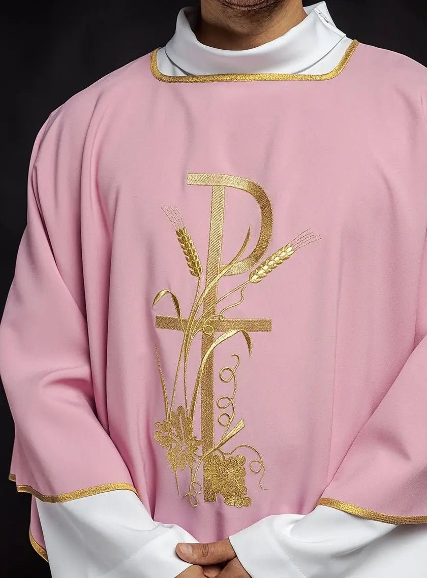 Dalmatica rosa con bordado de cruz Pax dorada