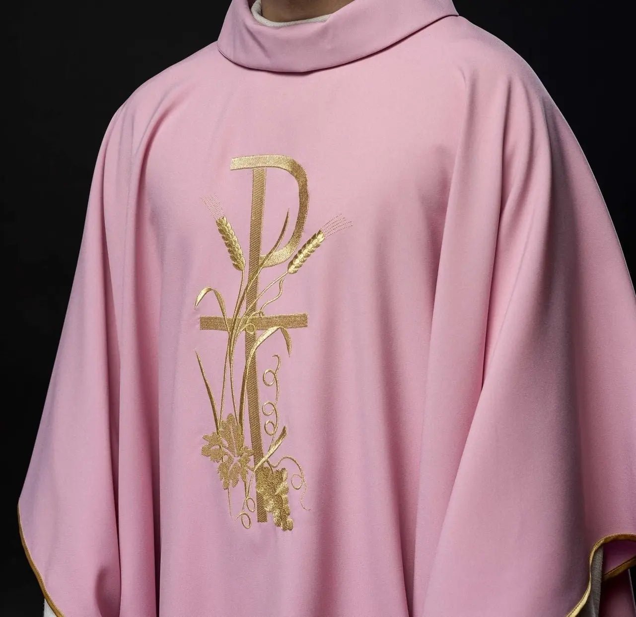 Casulla rosa con bordado de cruz dorada