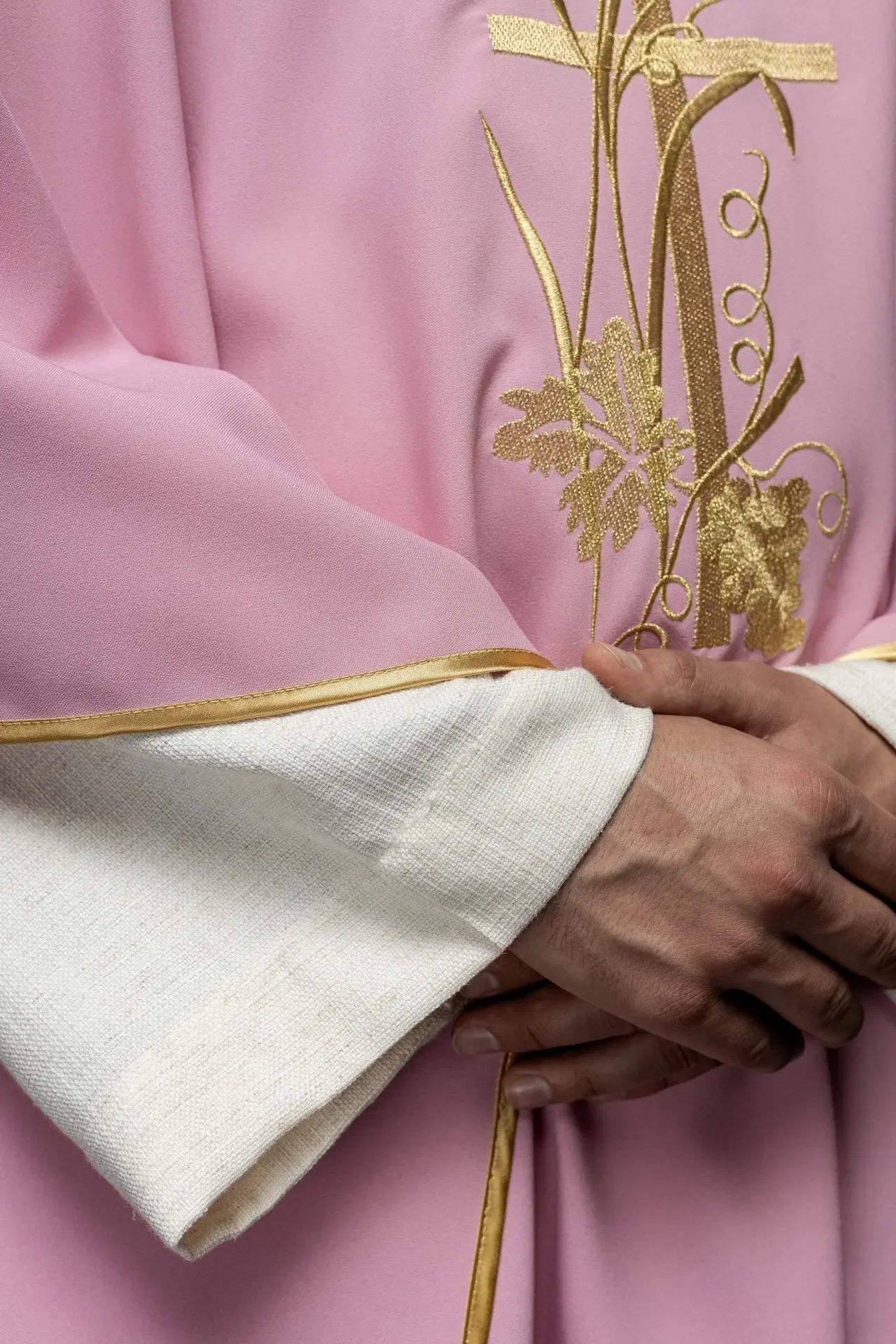 Casulla rosa con bordado de cruz dorada