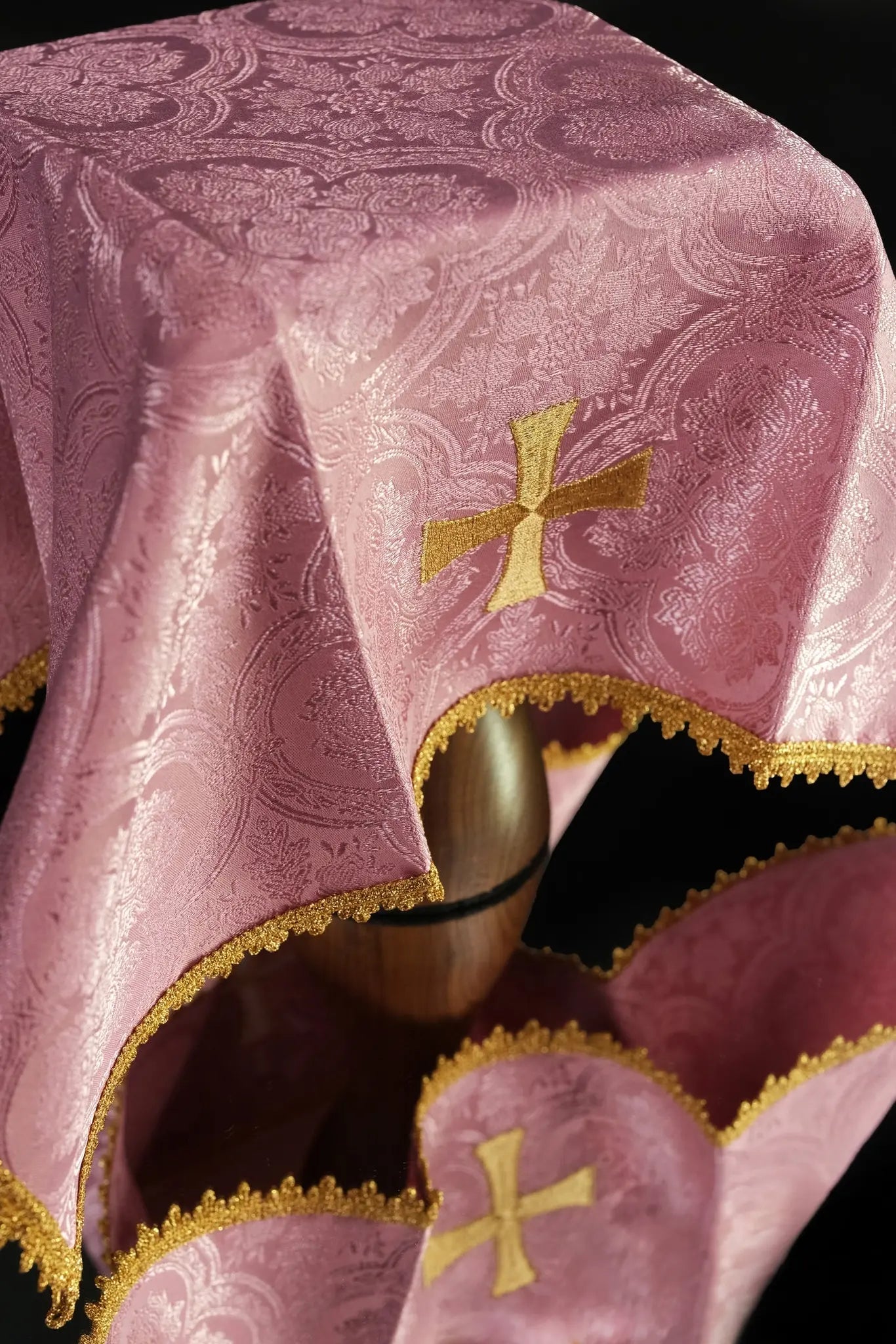 Velo de cáliz rosa con motivo de cruz en tela jacquard