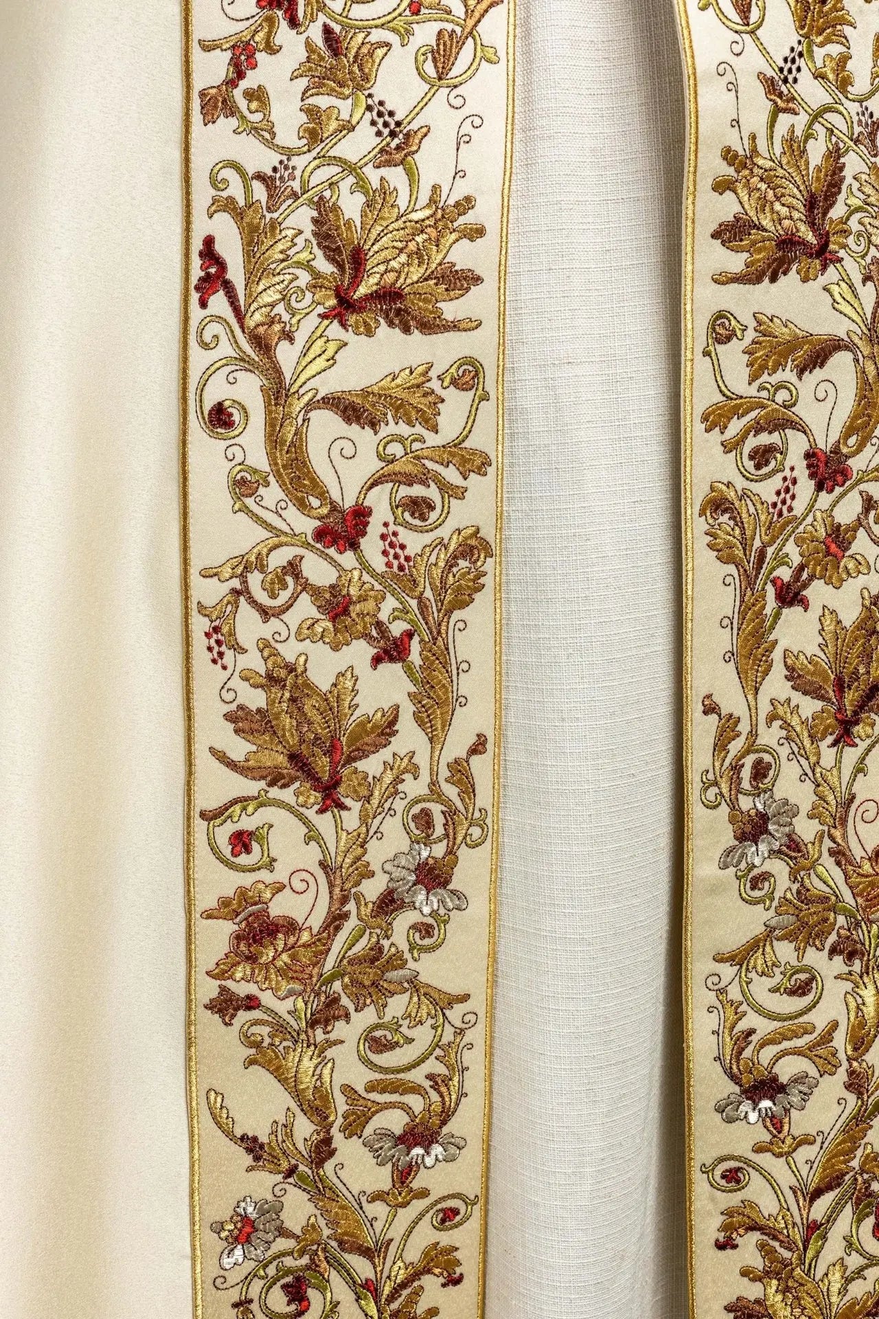 Capilla litúrgica de satén ecru con IHS dorado bordado