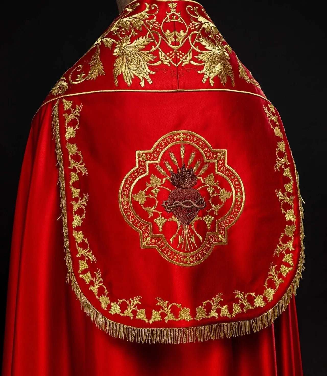 Capa de satén romano – Roja con Sagrado Corazón de Jesús bordado
