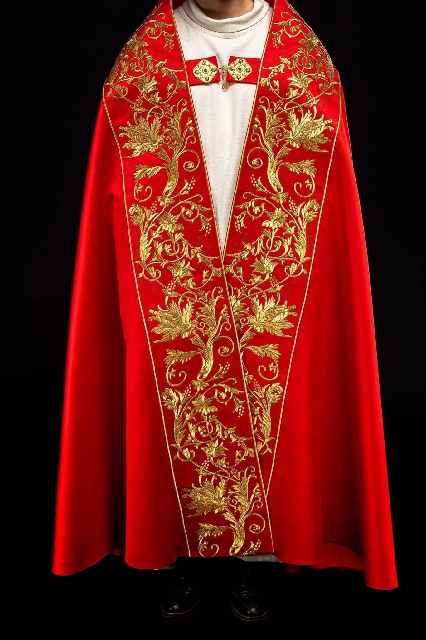 Capa de satén romano – Roja con Sagrado Corazón de Jesús bordado