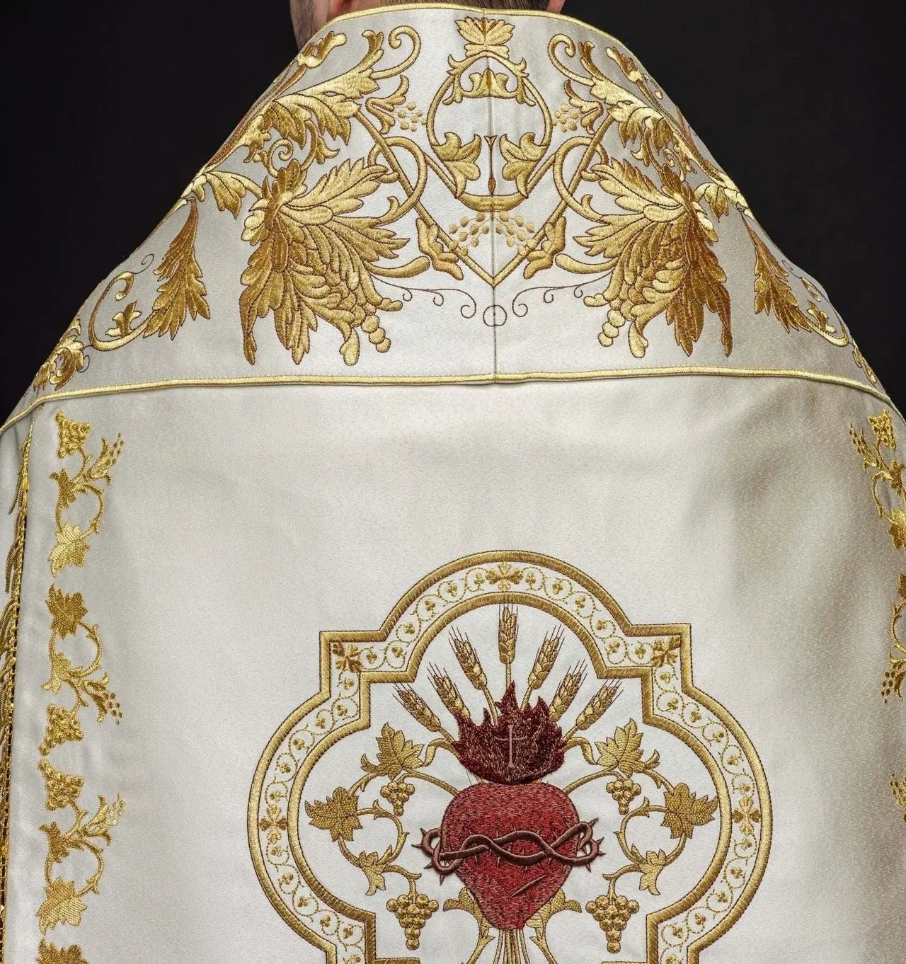 Capa de satén romano en ecru con Sagrado Corazón de Jesús bordado