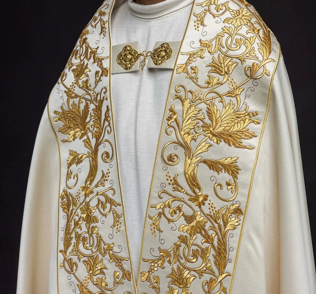 Capa de satén romano en ecru con Sagrado Corazón de Jesús bordado