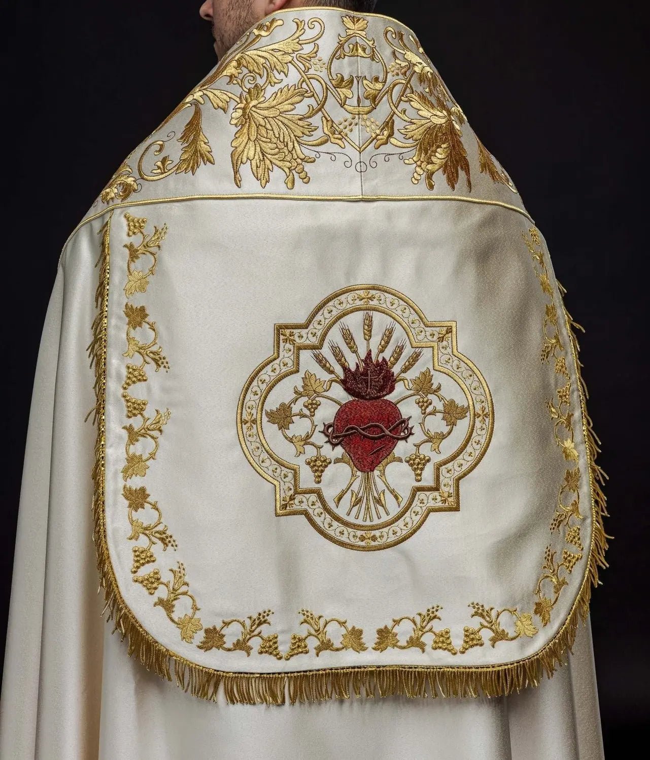 Capa de satén romano en ecru con Sagrado Corazón de Jesús bordado