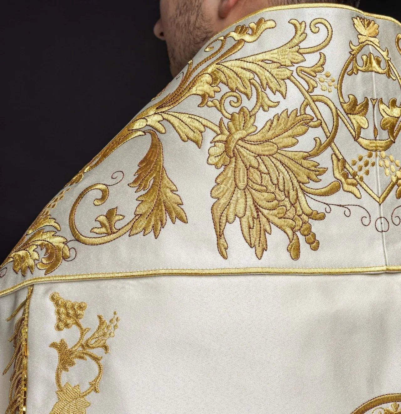 Capa de satén romano en ecru con Sagrado Corazón de Jesús bordado