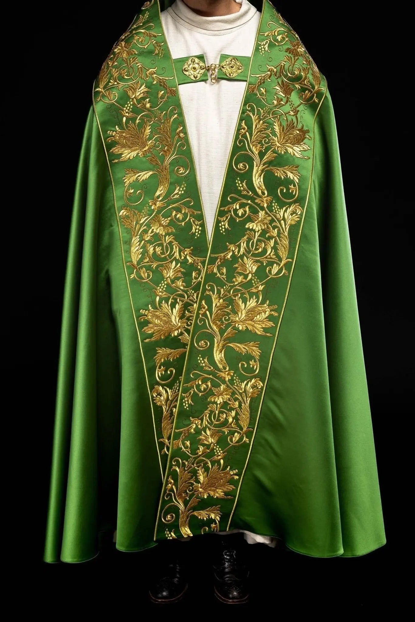 Capa de satén romano – Verde con Sagrado Corazón de Jesús bordado