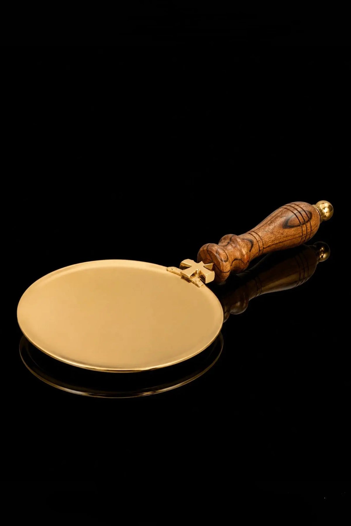 Dorado patena de latón para la Sagrada Comunión con mango de madera, vista lateral