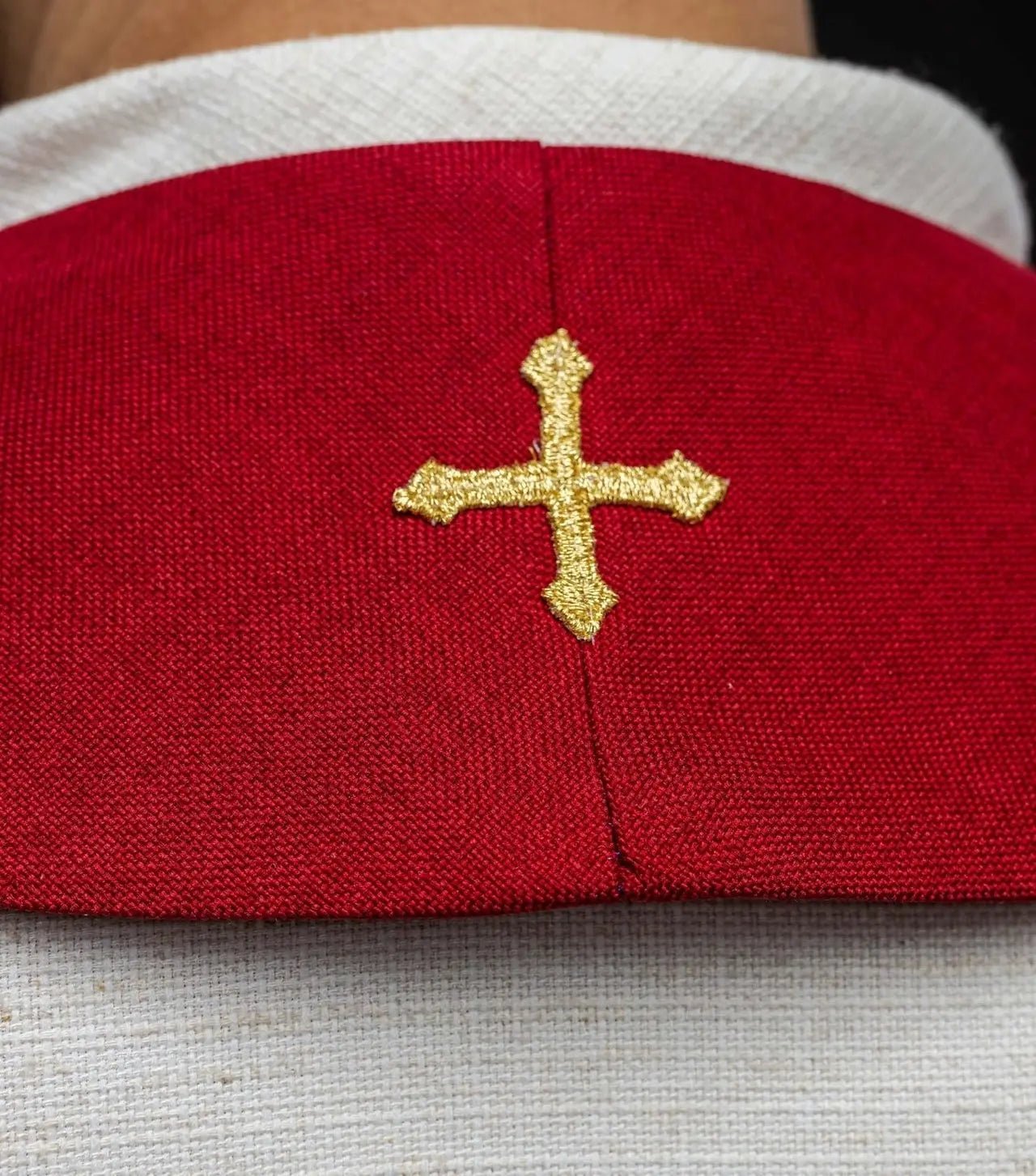 Estola de terciopelo rojo