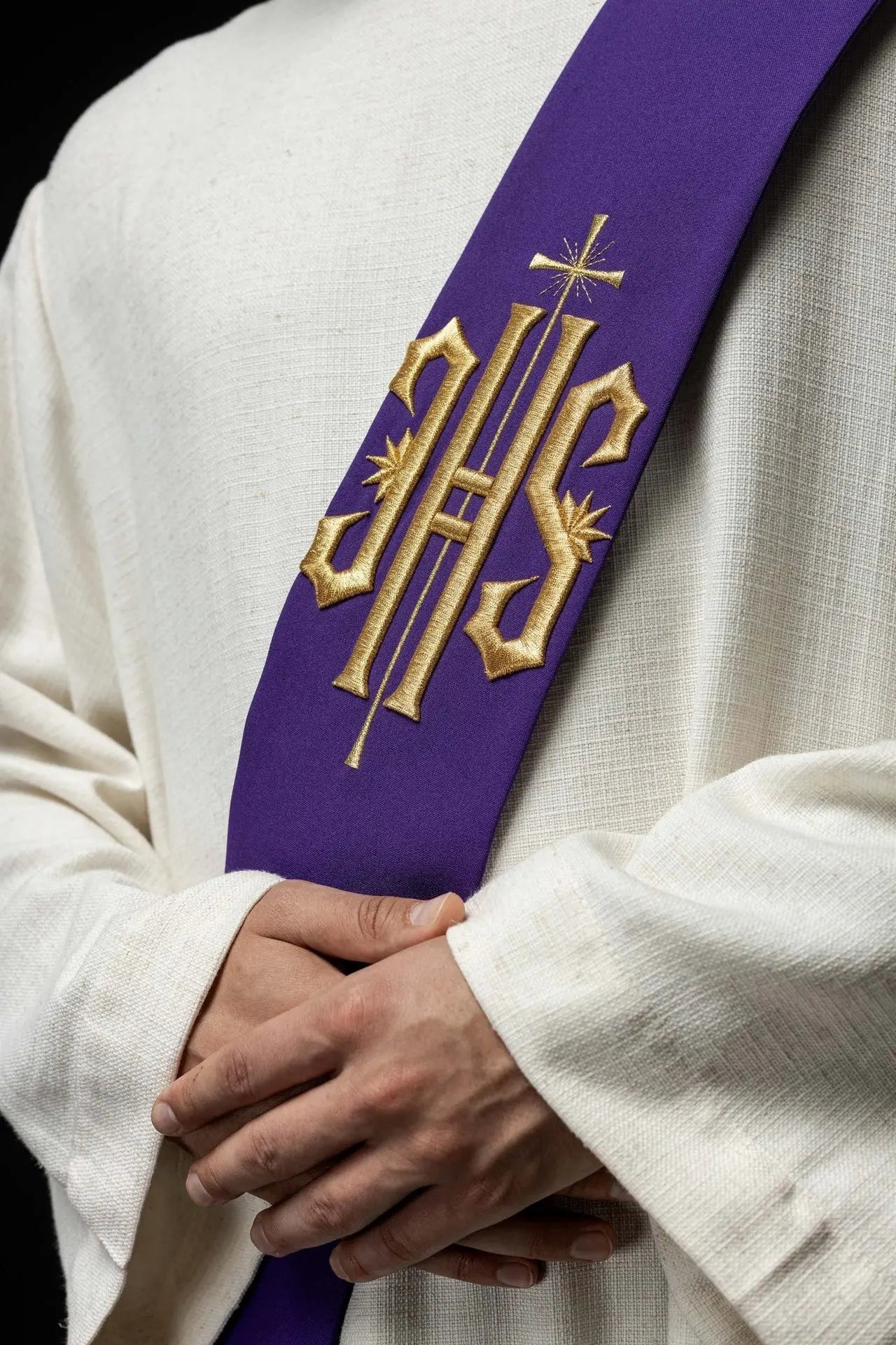 Estola diaconal bordada IHS con cruz