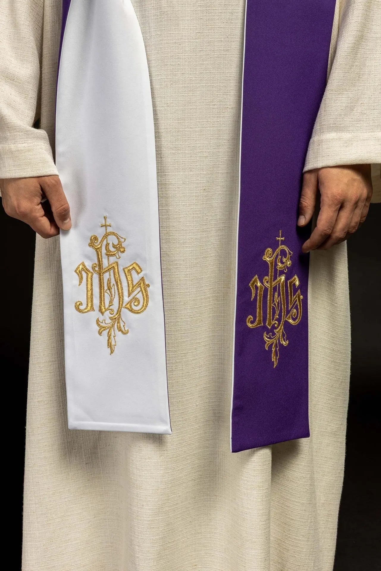 Estola bordada reversible IHS púrpura y blanca