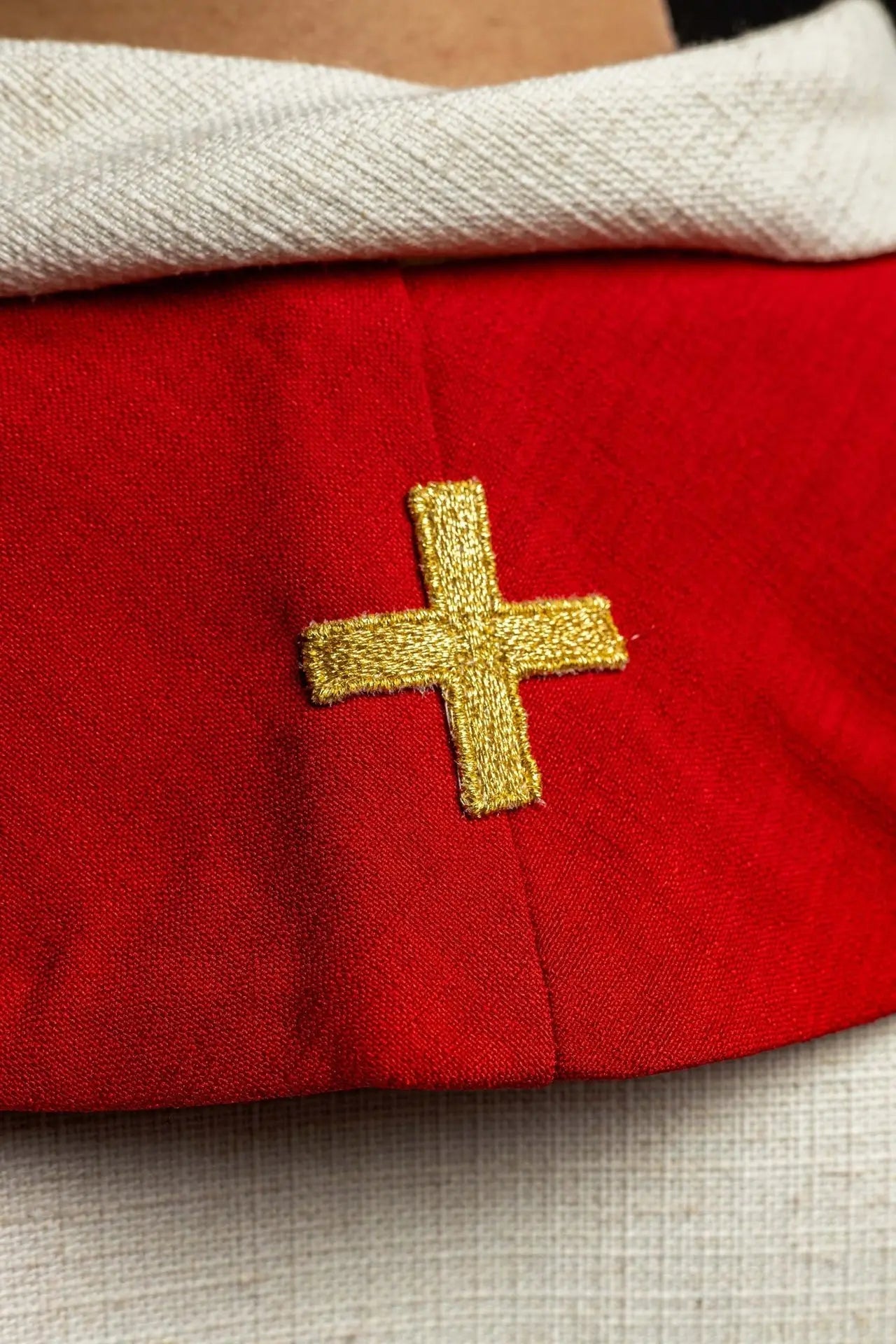 Estola bordada Espíritu Santo, cruz y lenguas de fuego Roja