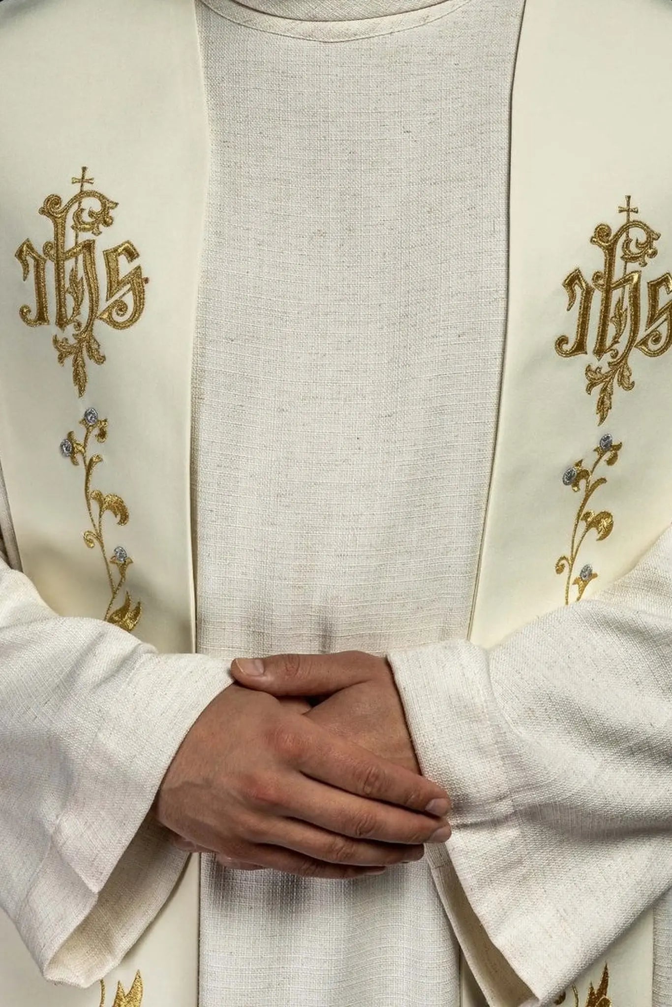 Estola bordada IHS en cruz ecru