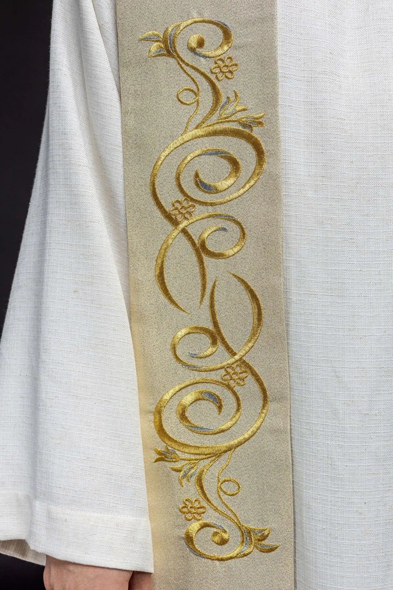 Estola bordada IHS en oro
