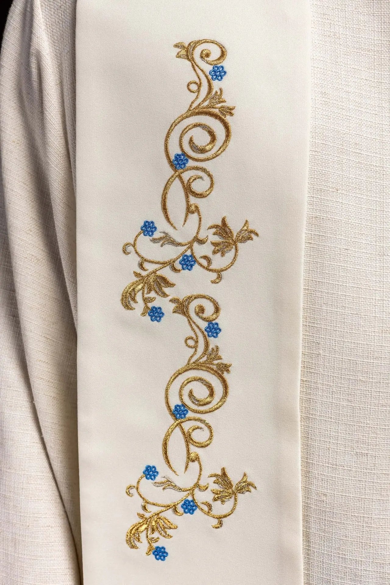 Embroidered Stele of Mary ecru