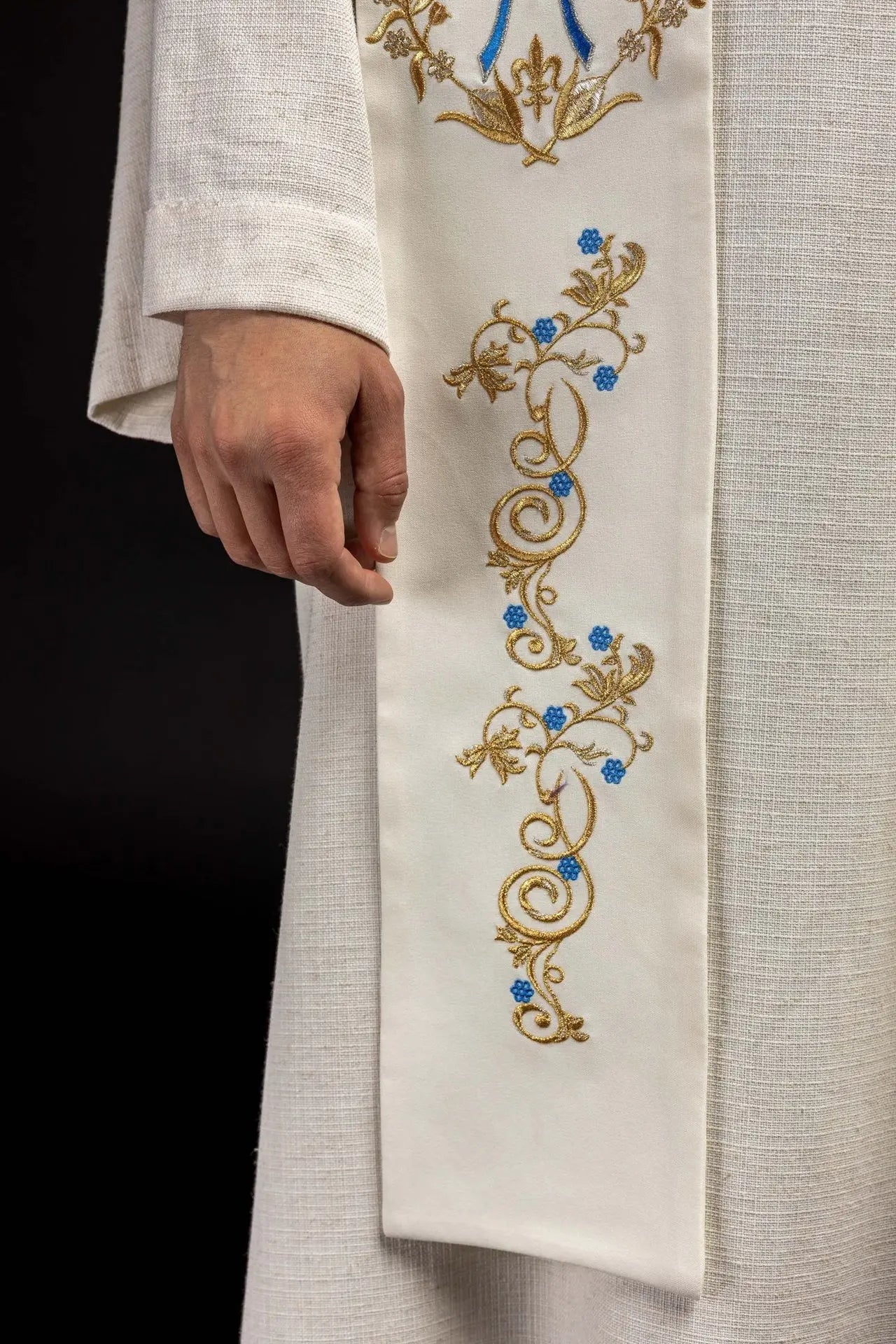 Embroidered Stele of Mary ecru
