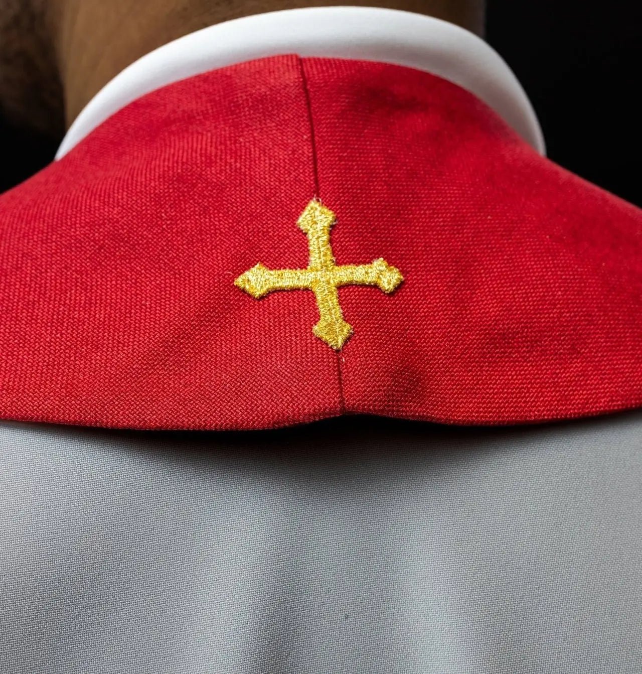 Estola bordada con cruces rojas