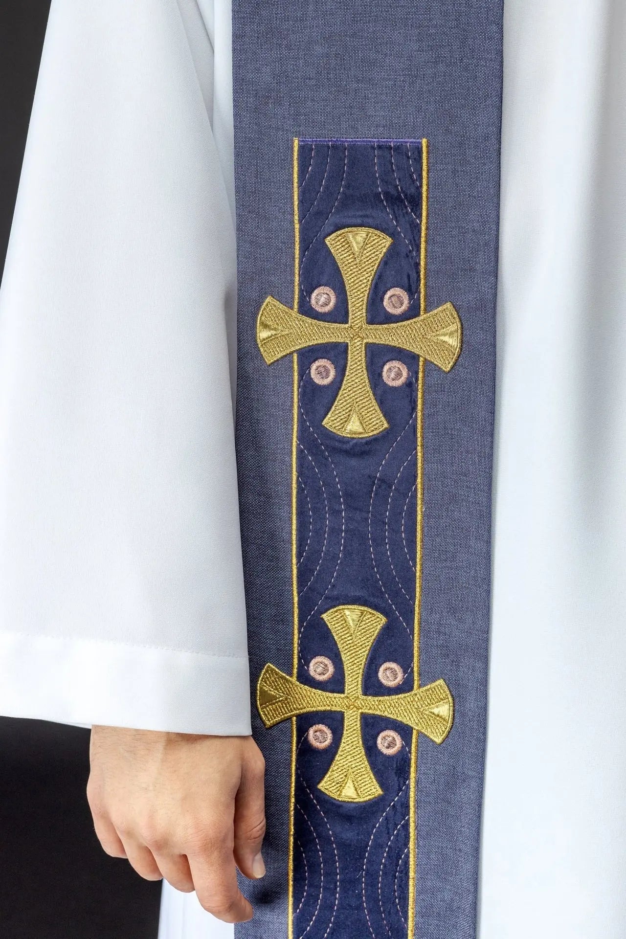 Estola bordada con cruces púrpura