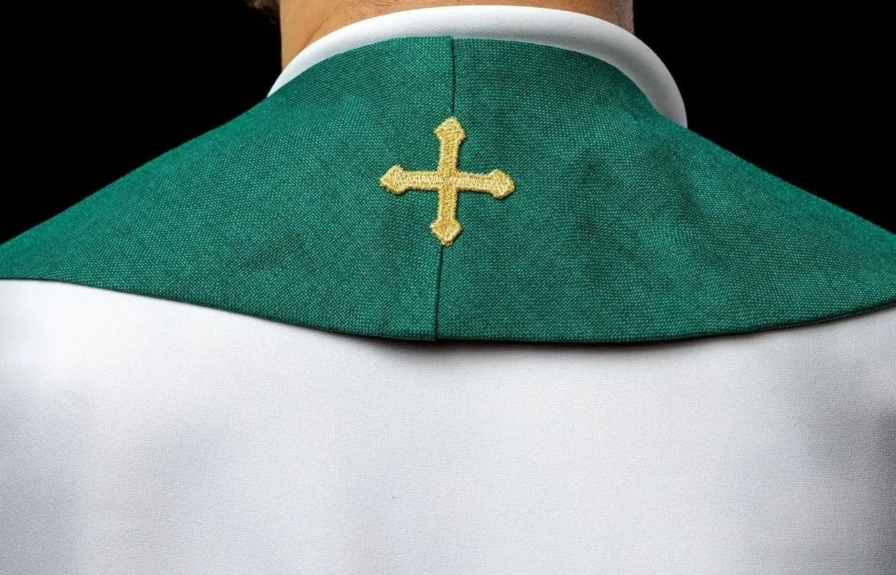 Estola bordada con cruces verde