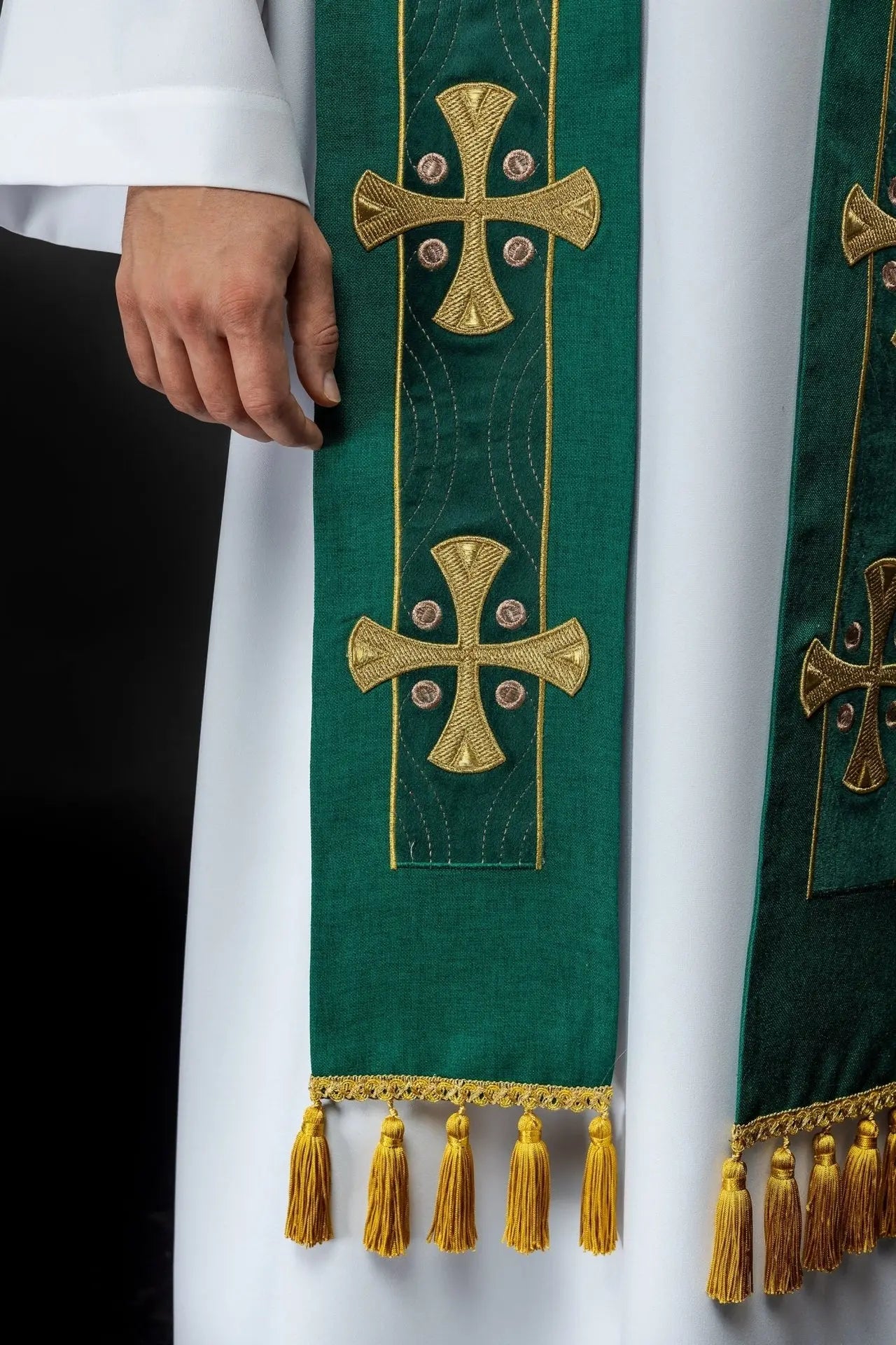 Estola bordada con cruces verde