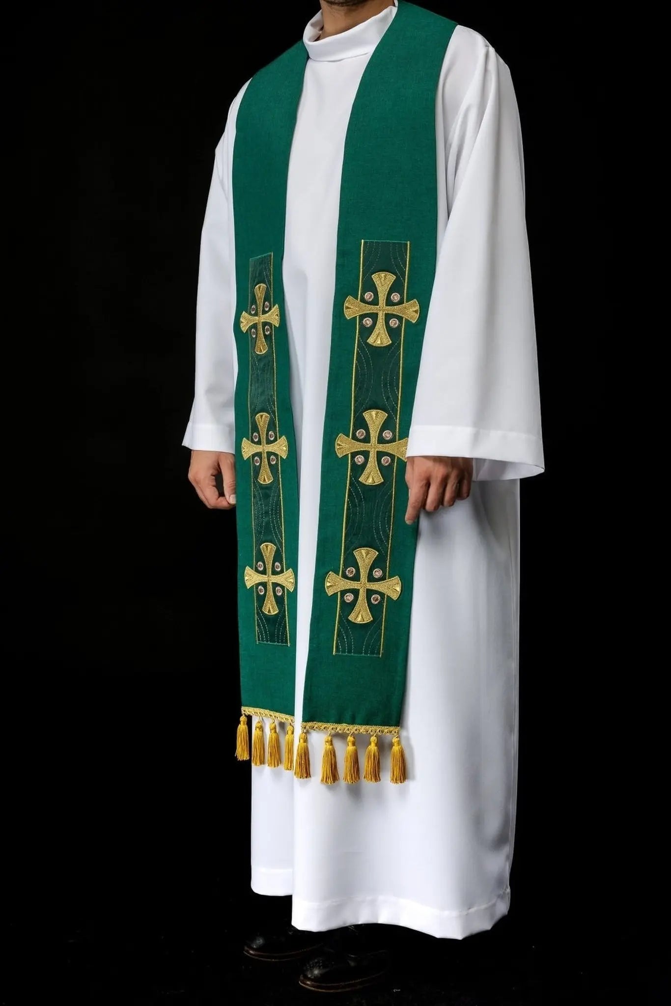 Estola bordada con cruces verde