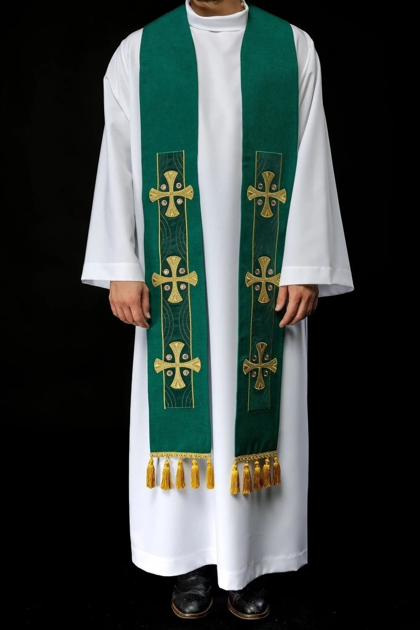 Estola bordada con cruces verde