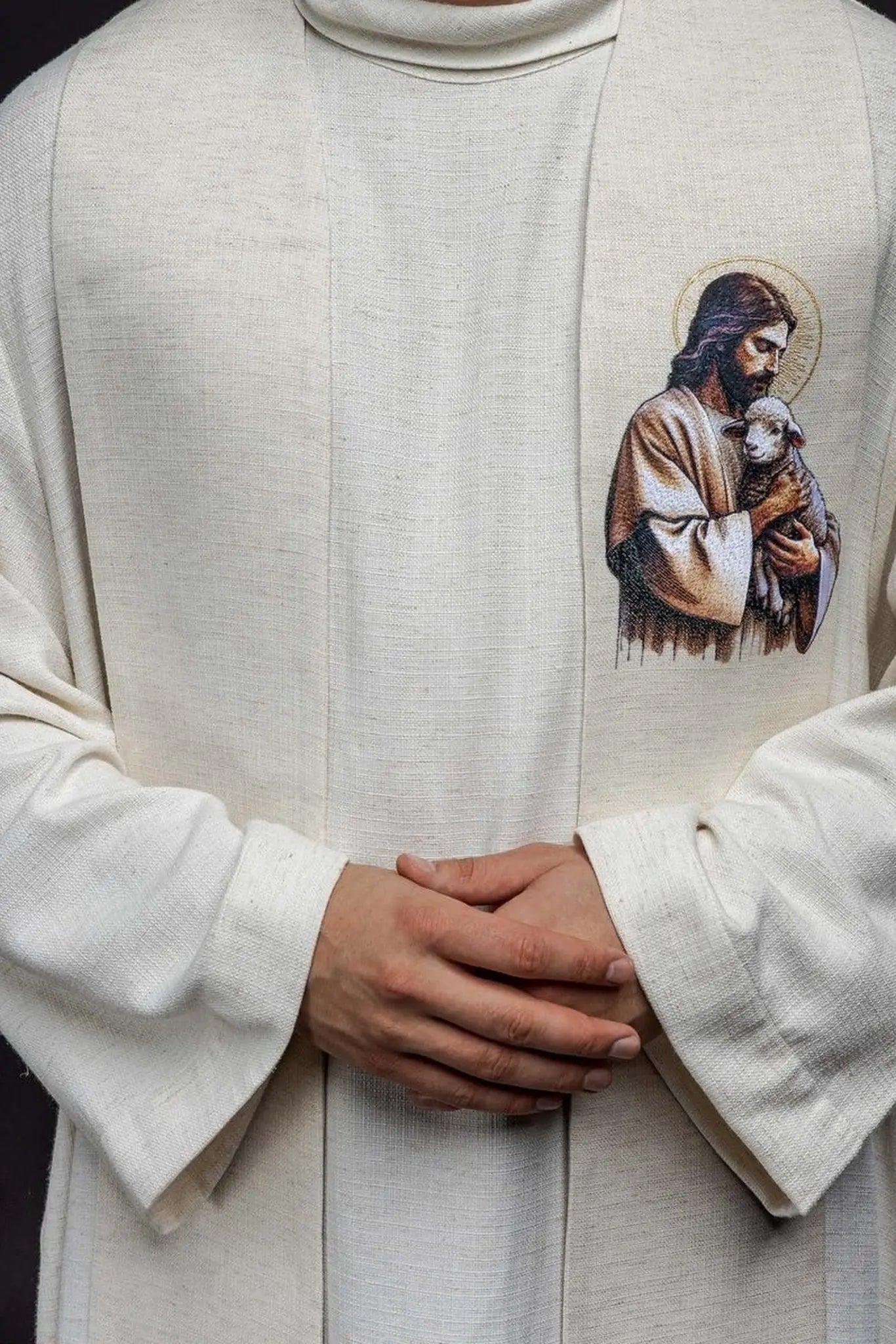 Estola bordada con la imagen de Jesús el Buen Pastor con un cordero