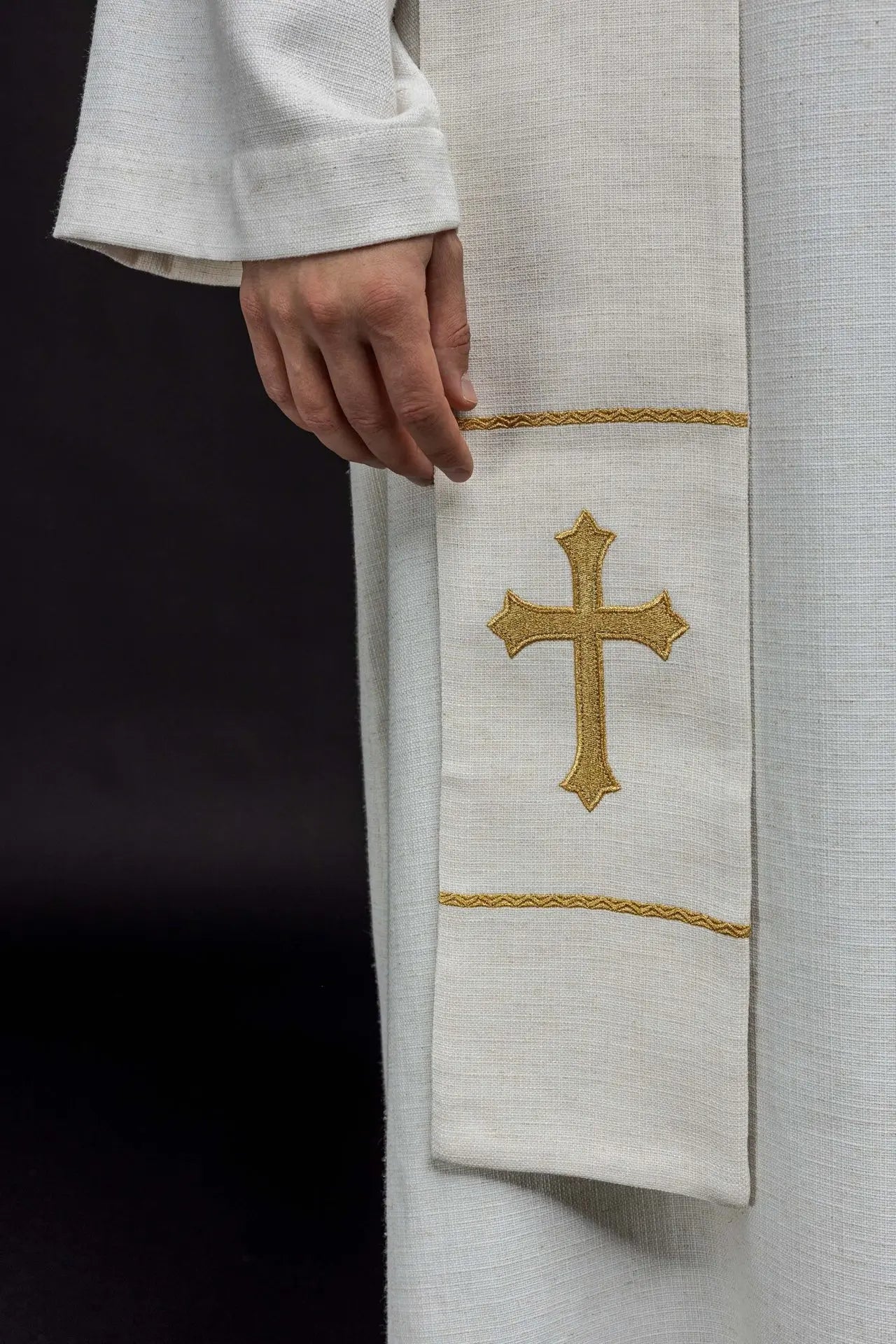 Estola bordada con la imagen de Jesús el Buen Pastor con un cordero