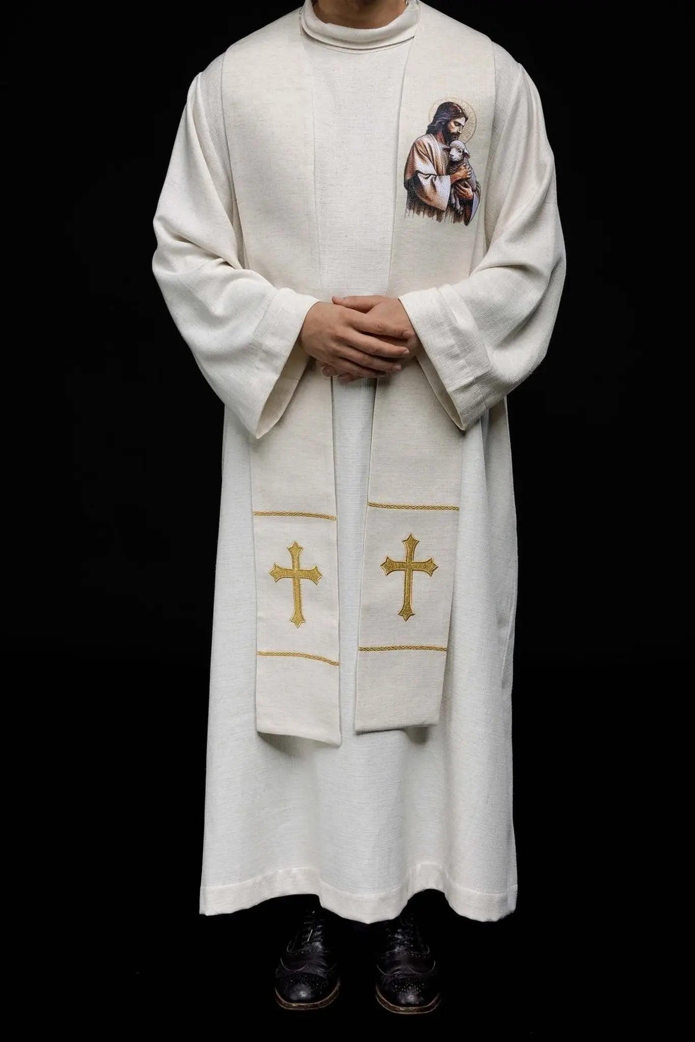 Estola bordada con la imagen de Jesús el Buen Pastor con un cordero