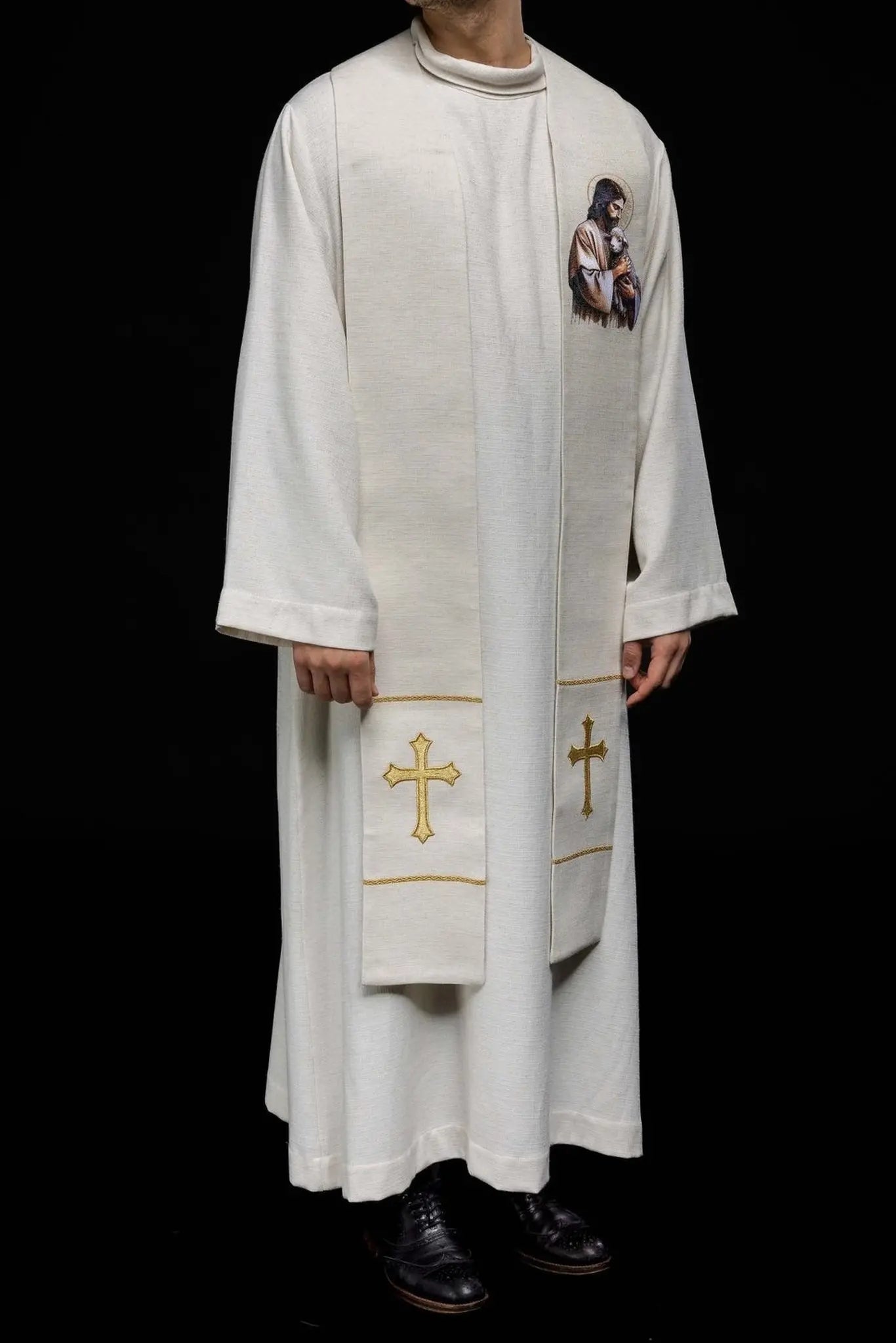 Estola bordada con la imagen de Jesús el Buen Pastor con un cordero