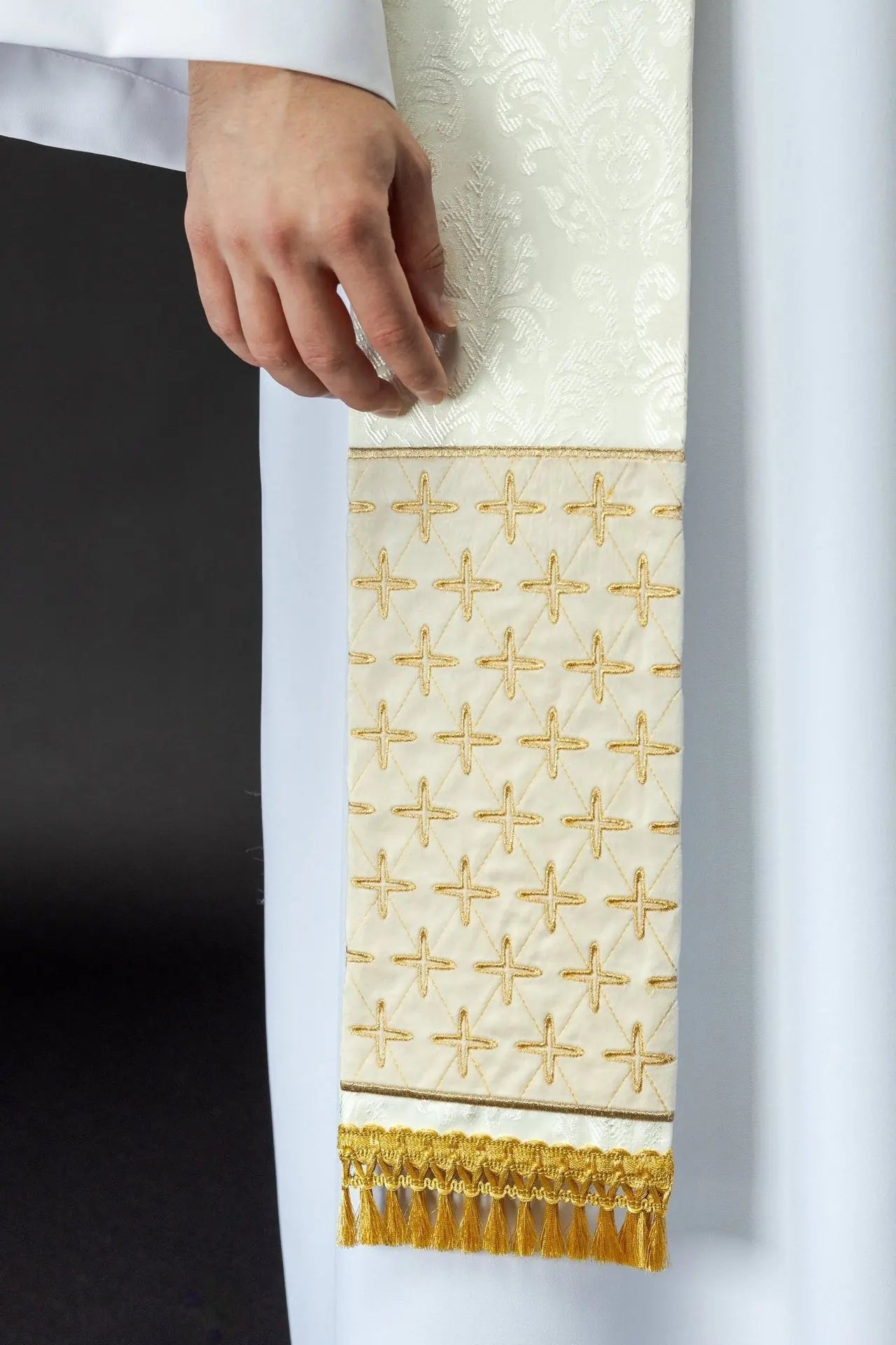 Estola de jacquard bordada con motivos de cruz ecru