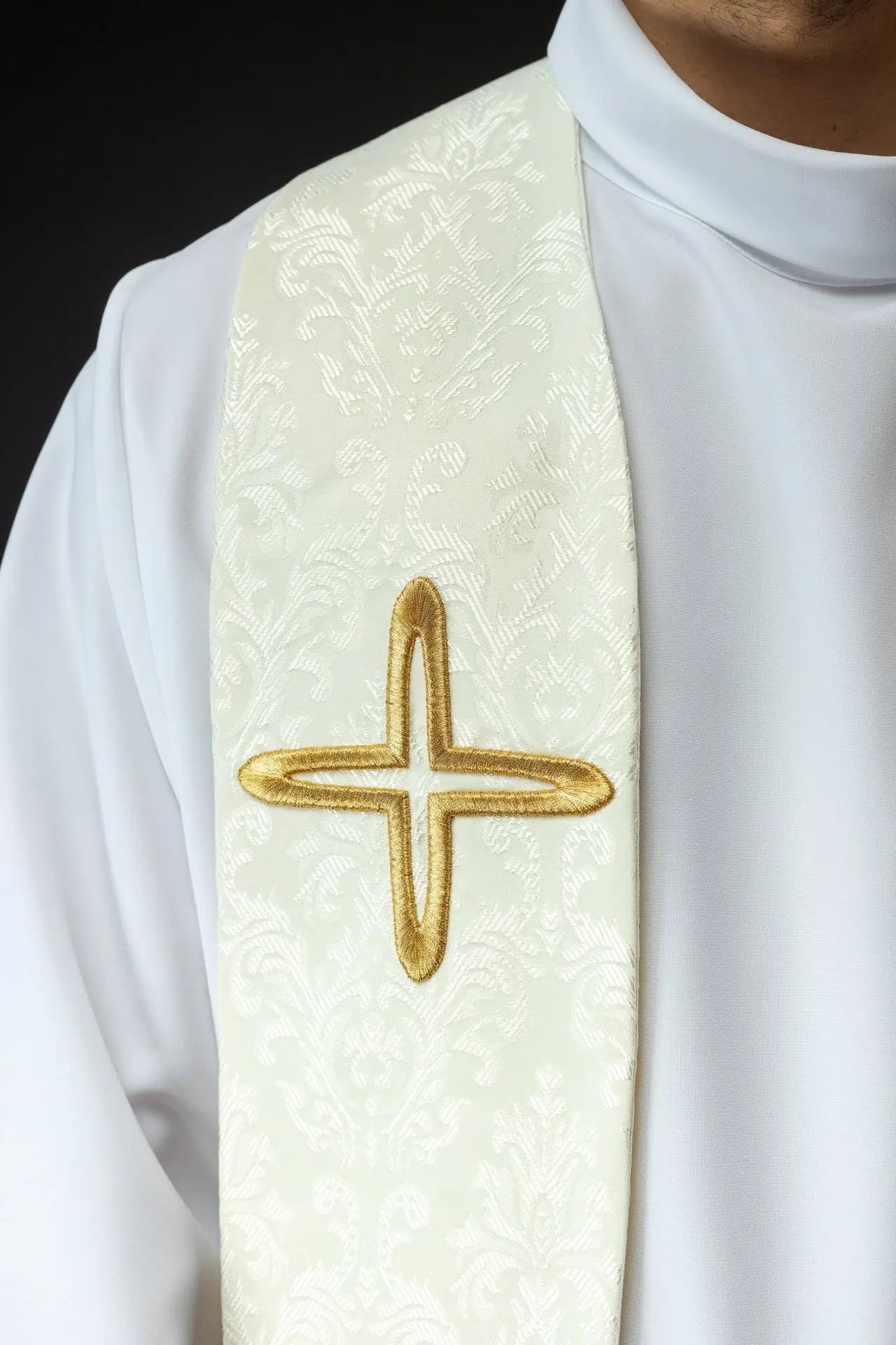 Estola de jacquard bordada con motivos de cruz ecru