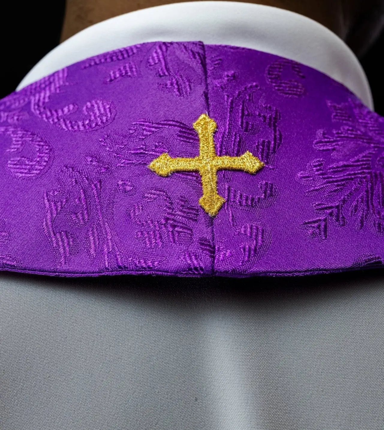 Estola de jacquard bordada con motivos de cruces púrpura