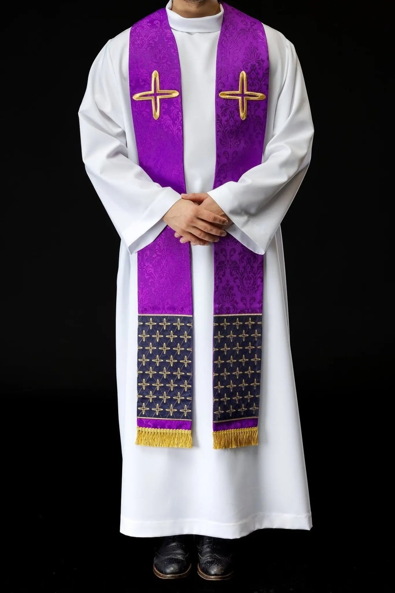 Estola de jacquard bordada con motivos de cruces púrpura