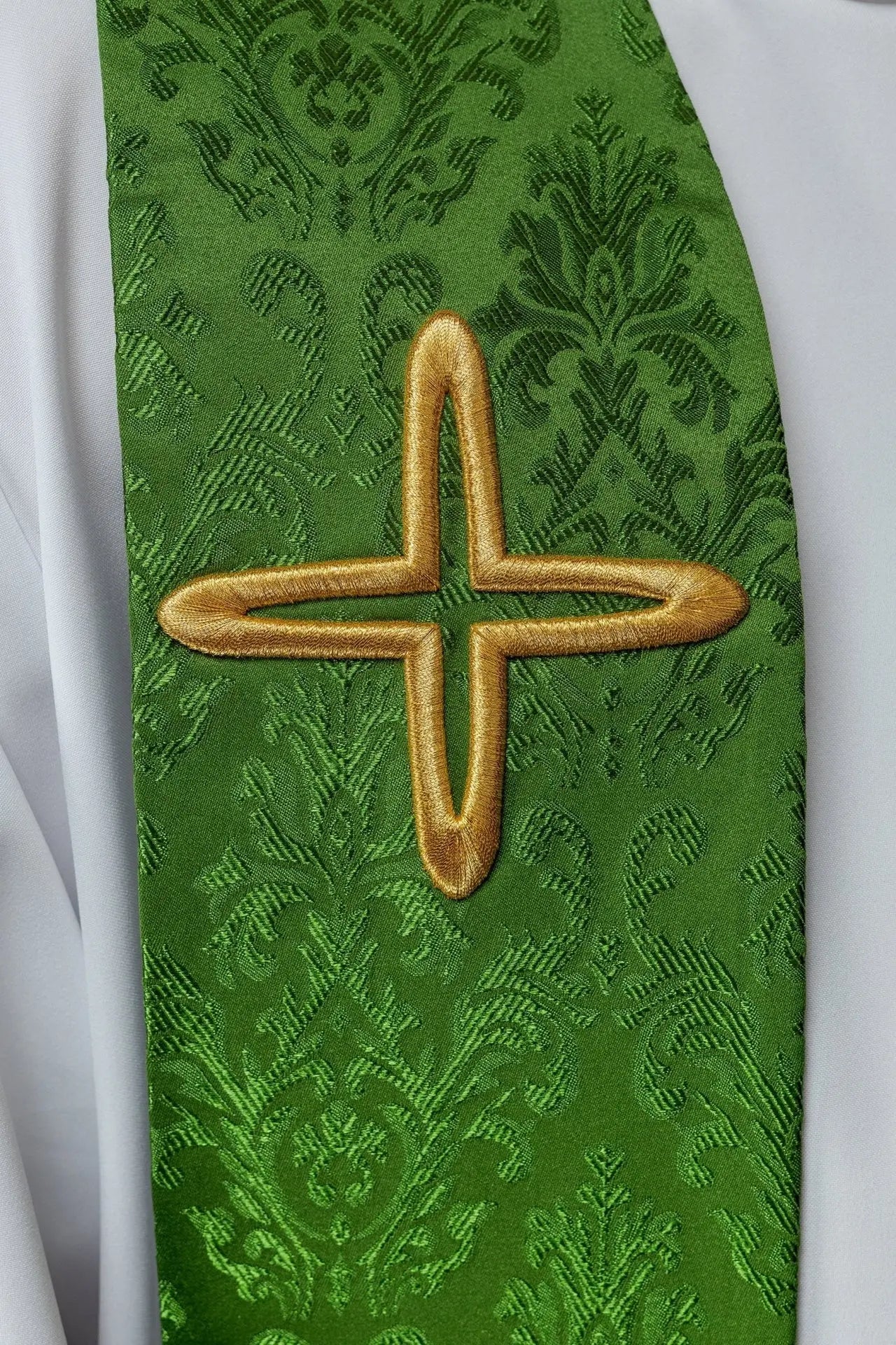 Estola de jacquard bordada con motivos de cruces verde