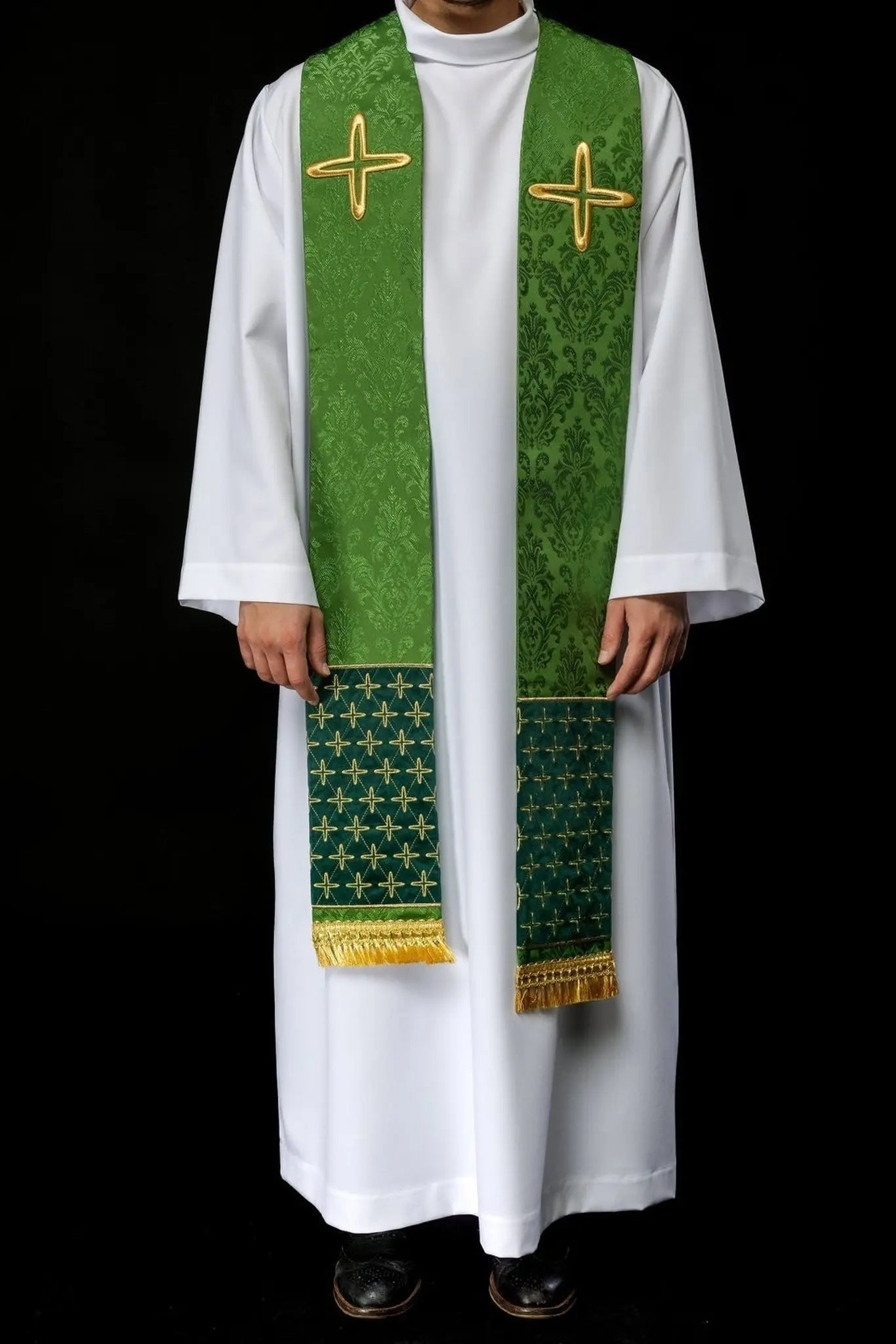 Estola de jacquard bordada con motivos de cruces verde