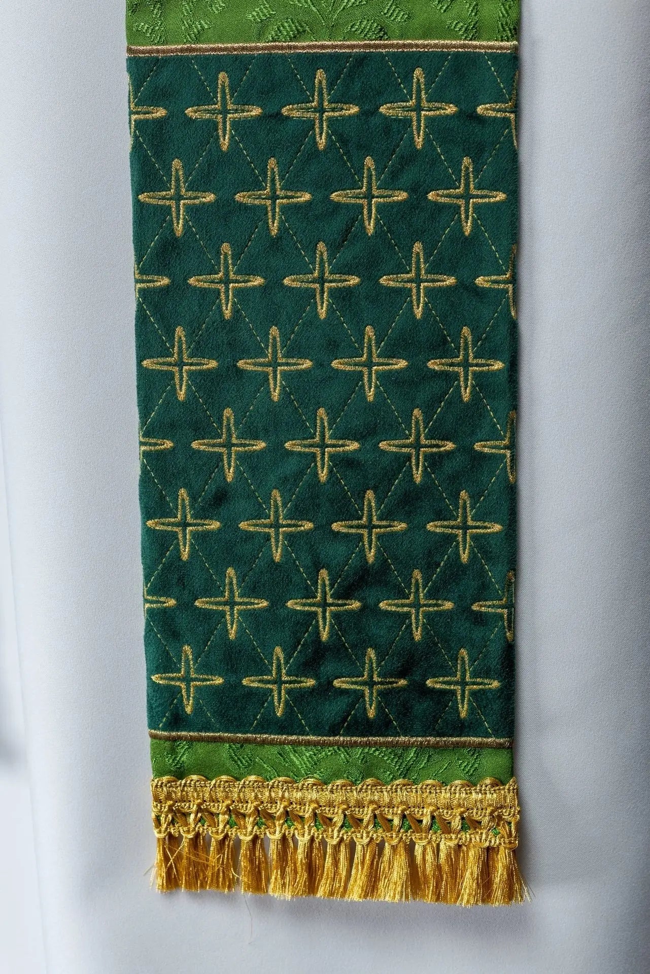 Estola de jacquard bordada con motivos de cruces verde