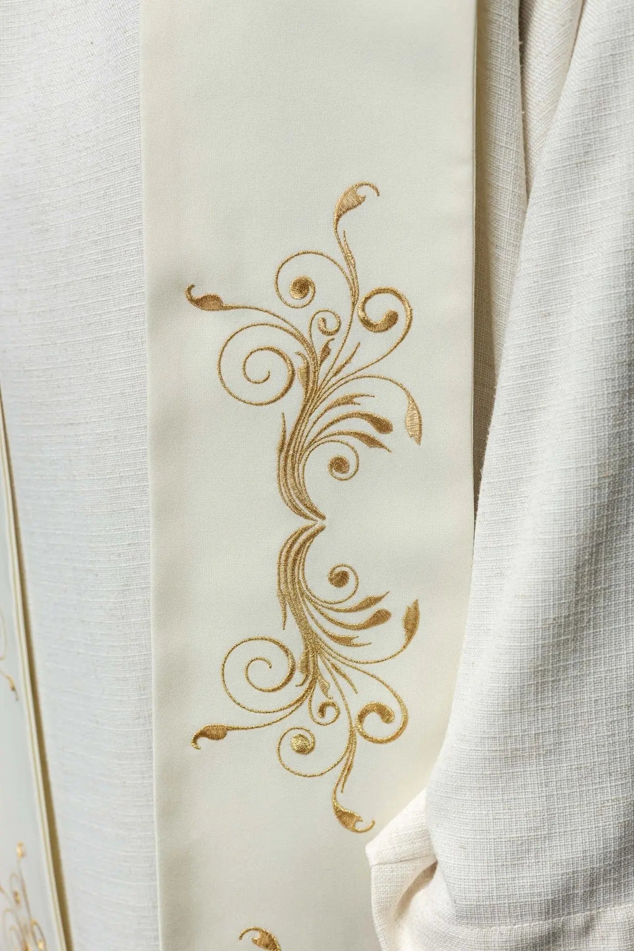 Estola bordada decorada con IHS ecru