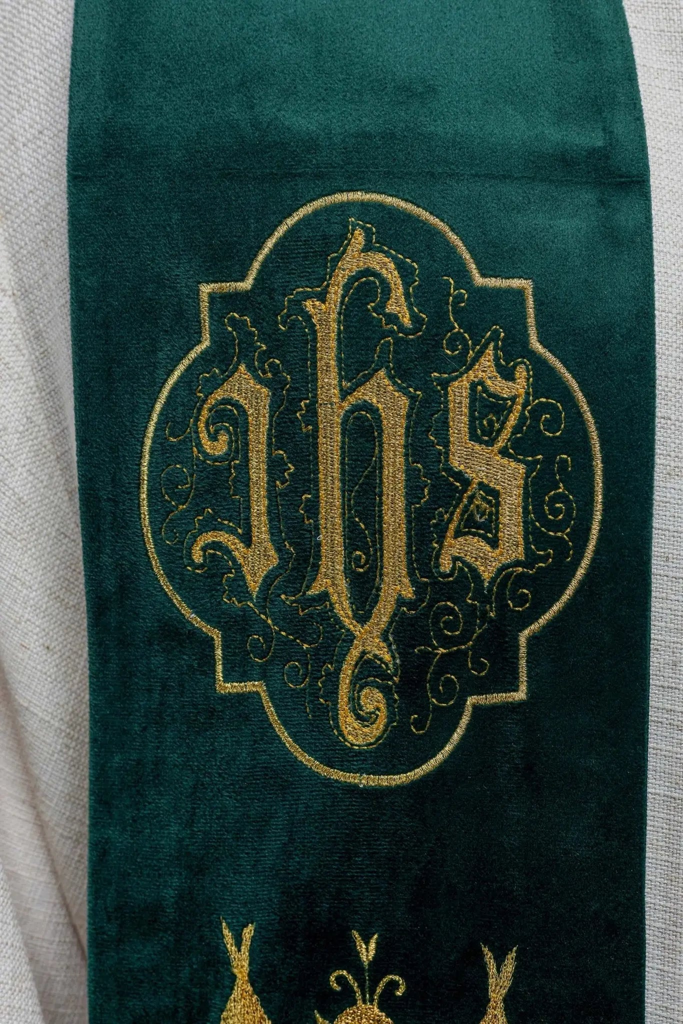 Estola verde bordada con IHS