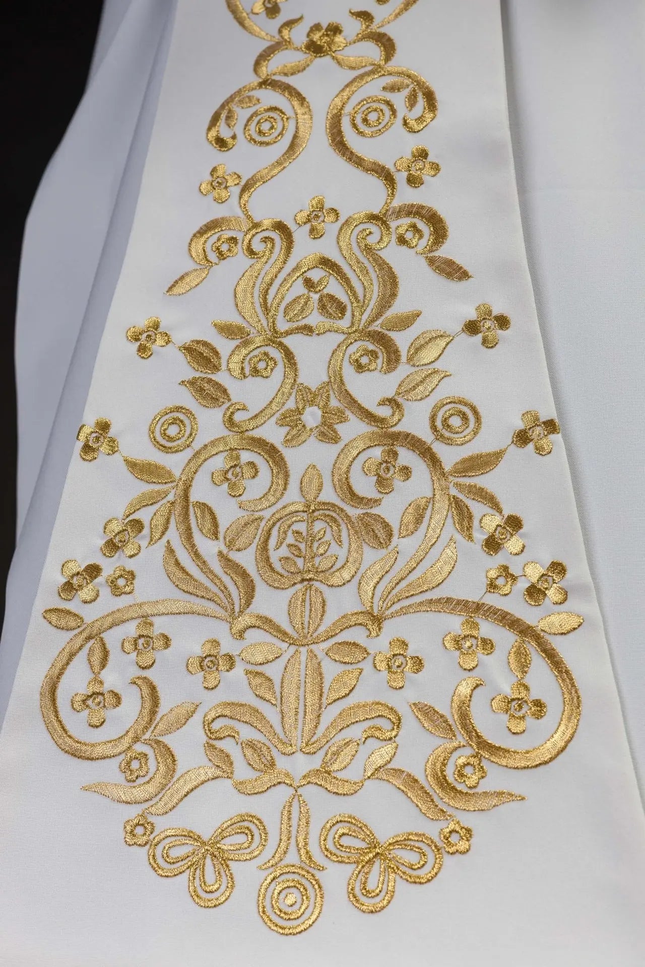 Estola blanca para sacerdote bordada con motivo mariano y corona