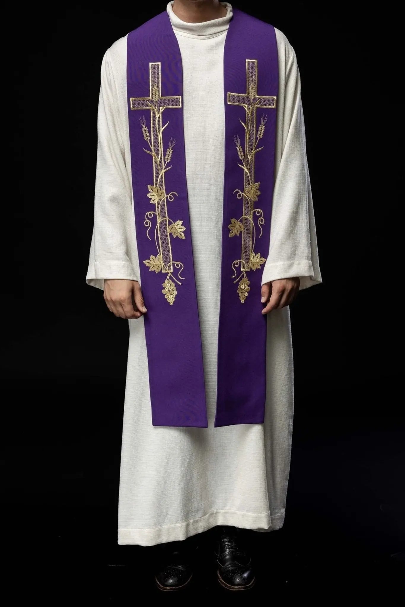 Estola morada bordada con cruz para sacerdote