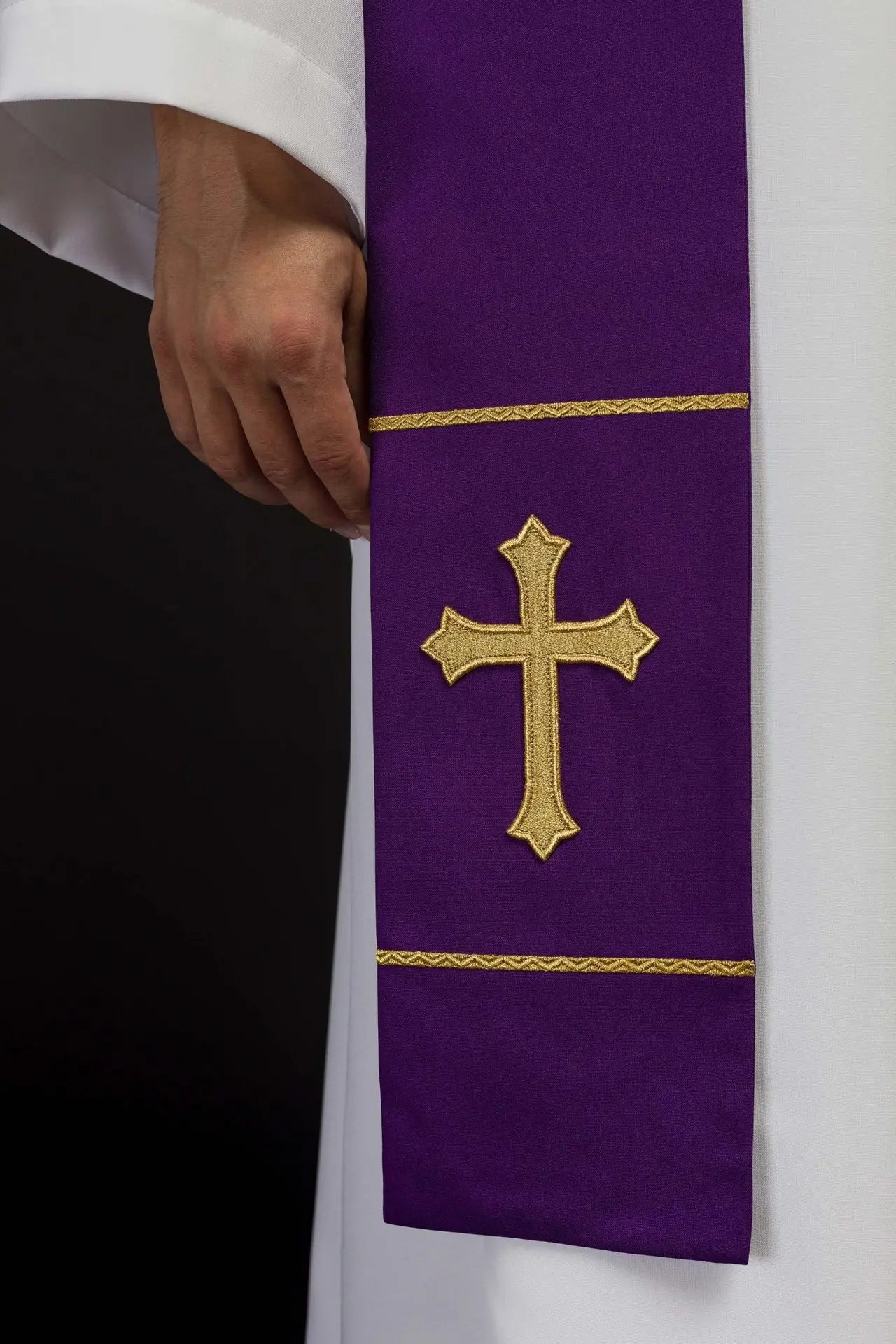 Estola morada bordada con cruz para sacerdote