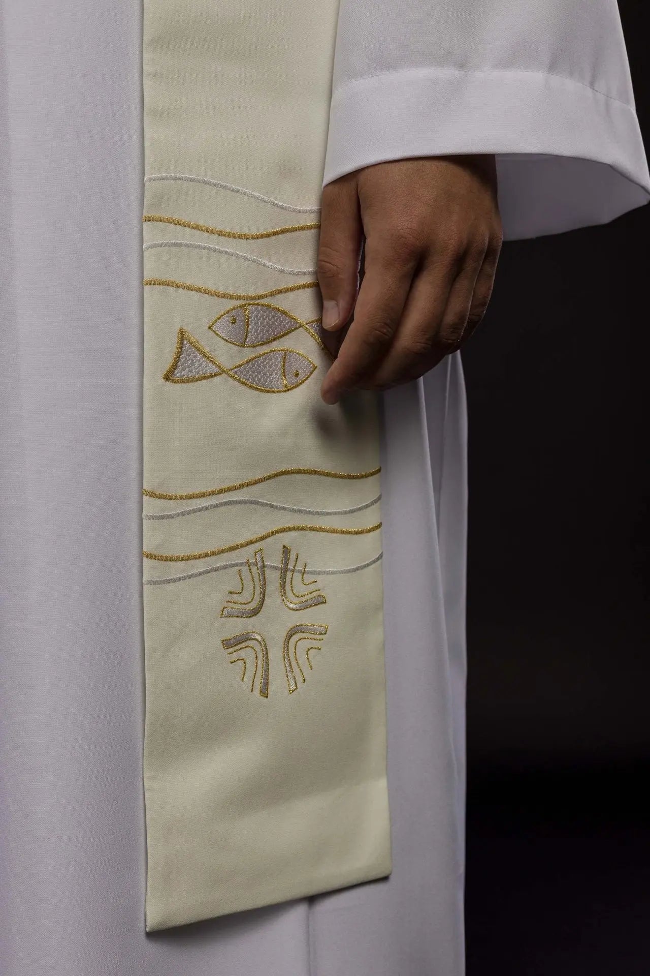 Estola de sacerdote bordada con patrón de pez en color ecru