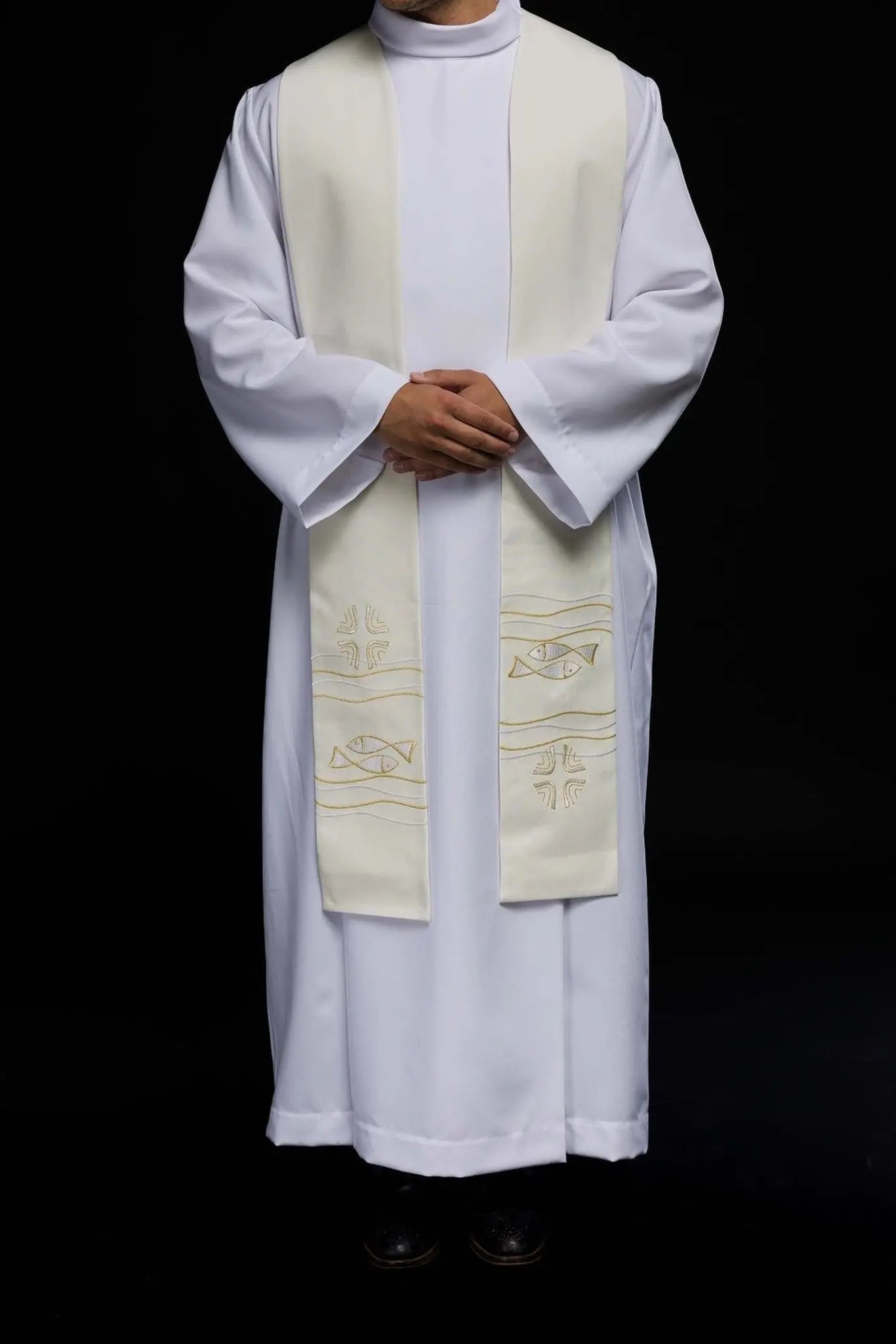 Estola de sacerdote bordada con patrón de pez en color ecru