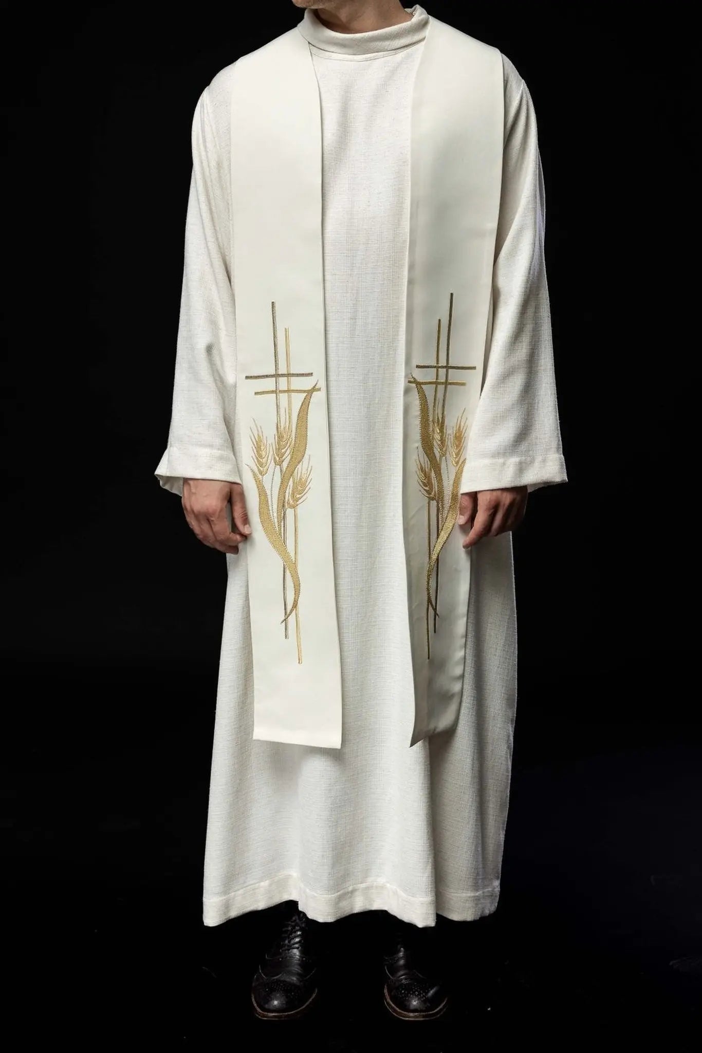 Embroidered priest's stole with decorated cross in ecru