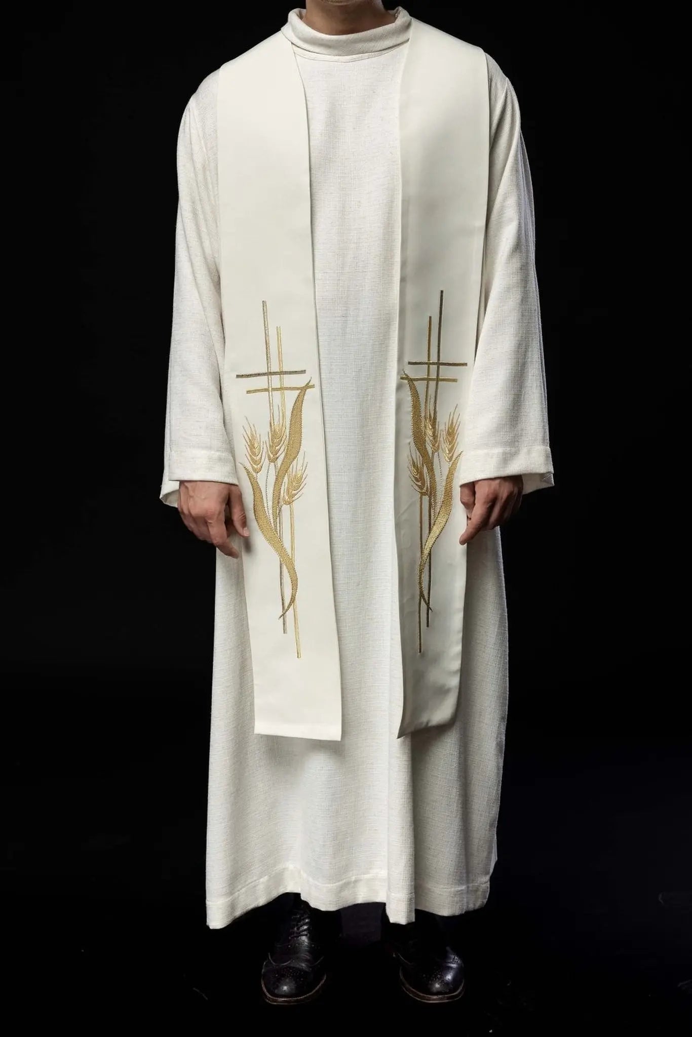 Estola de sacerdote bordada con cruz decorada en ecru